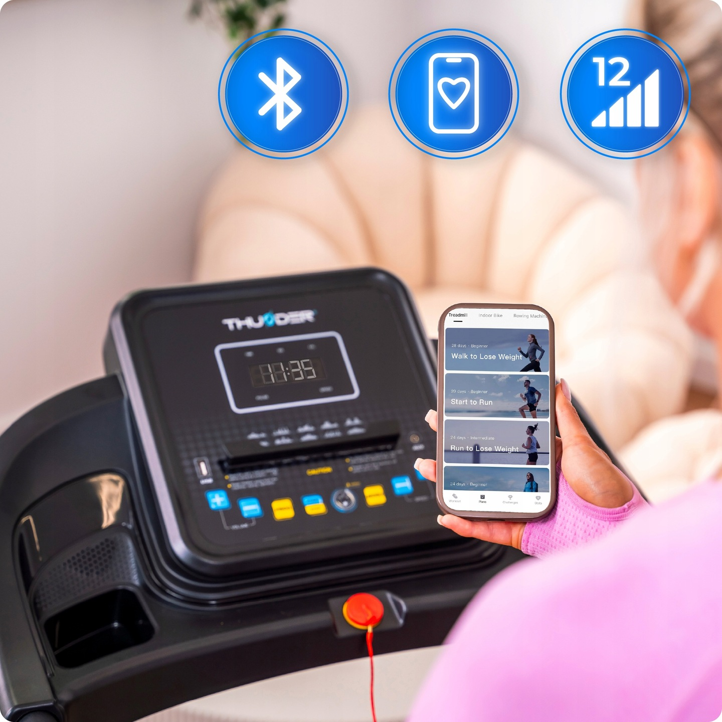 Kobieta używa smartfona z aplikacją fitness w pobliżu bieżni. Widoczne są ikony i wyświetlacz bieżni. Scena sugeruje ćwiczenia.