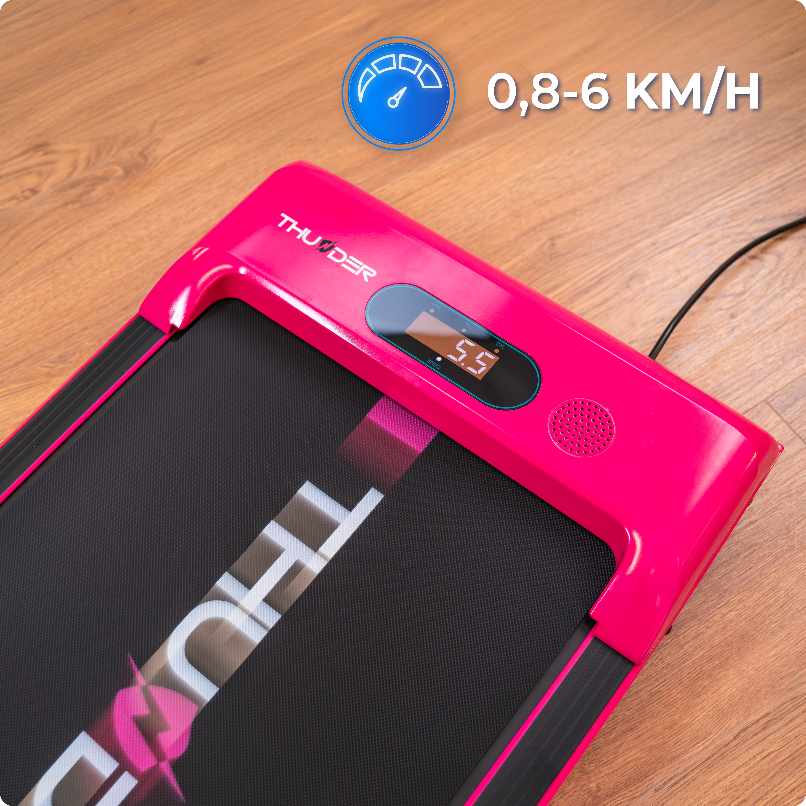 Różowa bieżnia z cyfrowym wyświetlaczem pokazującym 5,5 km/h. Zakres prędkości to 0,8-6 KM/H.