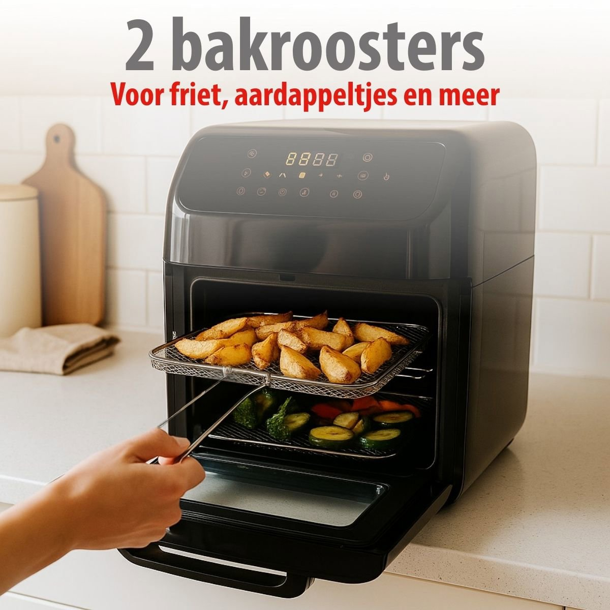 Ein Airfryer mit zwei Racks mit Kartoffelspalten und Gemüse. Eine Hand zieht das Rack heraus. Der Text oben lautet: '2 bakroosters'.