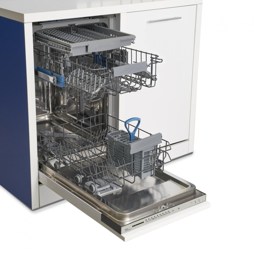 Een vaatwasser met open deur, met rekken en een bestekmandje. De unit is wit met een blauw zijpaneel. De achtergrond is wit.