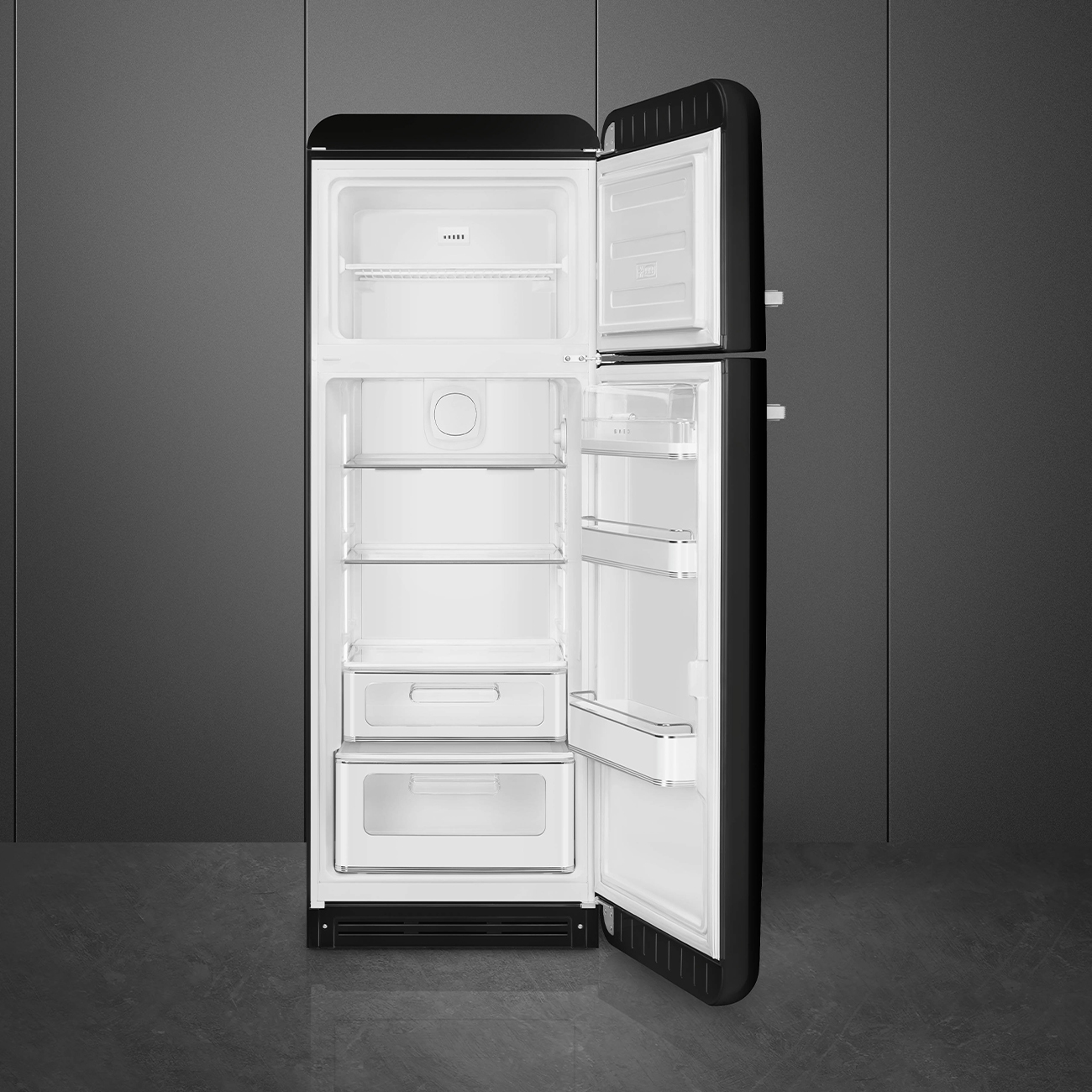 Un refrigerador negro con la puerta abierta, revelando estantes y cajones blancos. El interior está vacío. El fondo es una pared gris oscuro.