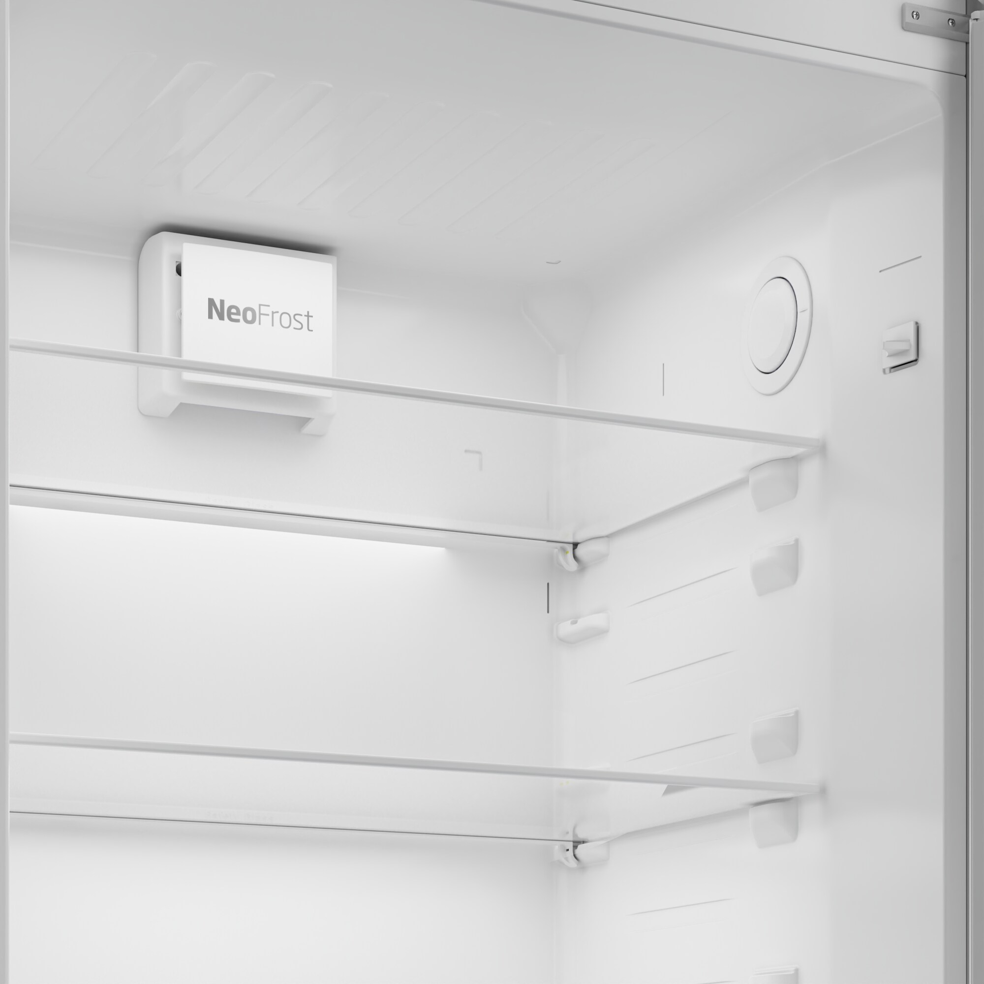 Interno bianco vuoto del frigorifero. Include ripiani, un componente NeoFrost e una luce. La porta è a destra.
