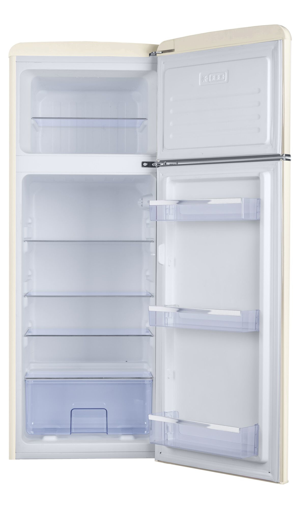 Un frigorifero beige aperto con la porta socchiusa. All'interno sono visibili ripiani e scomparti. Lo sfondo è bianco.