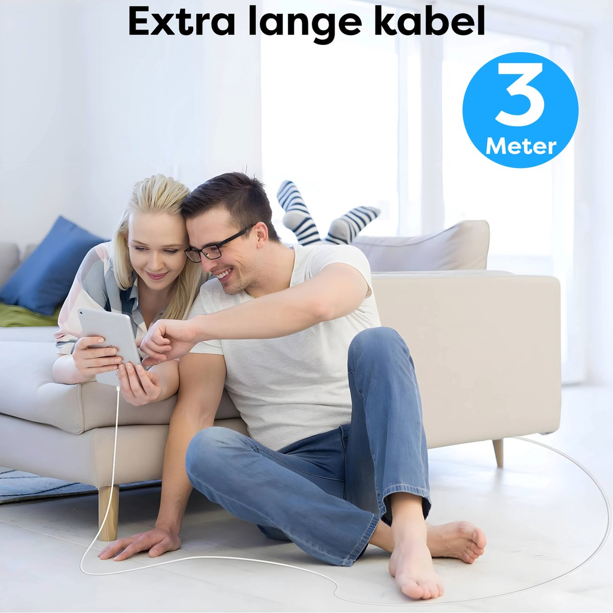 Een stel bekijkt een tablet die is aangesloten op een lange kabel. Een persoon ligt op de bank op de achtergrond. Een blauwe cirkel geeft 3 meter aan.