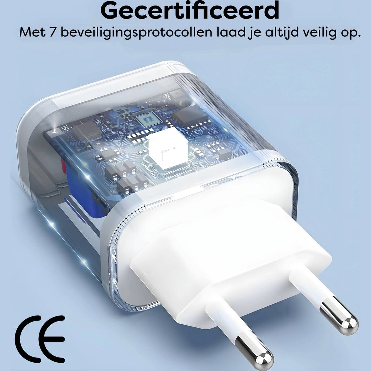 Een witte en transparante telefoonoplader met twee pinnen wordt getoond. De binnenkant heeft een blauwe printplaat en een witte kubus.