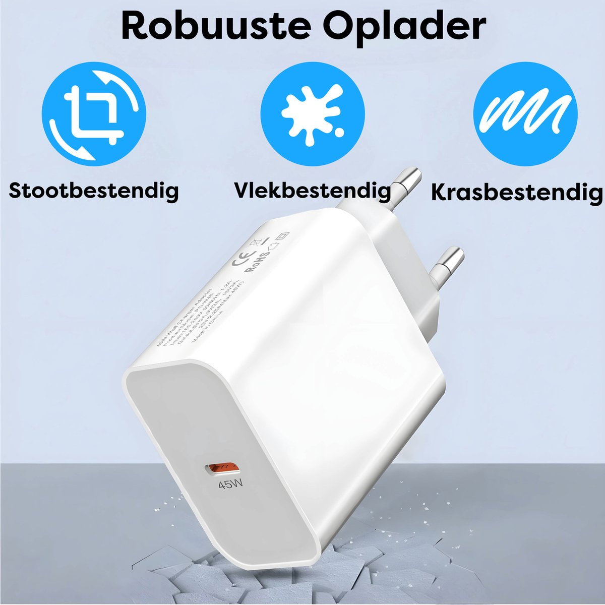 Witte oplader met een stekker. Boven staan drie blauwe cirkels met pictogrammen en Nederlandse woorden: schokbestendig, vlekbestendig en krasbestendig.