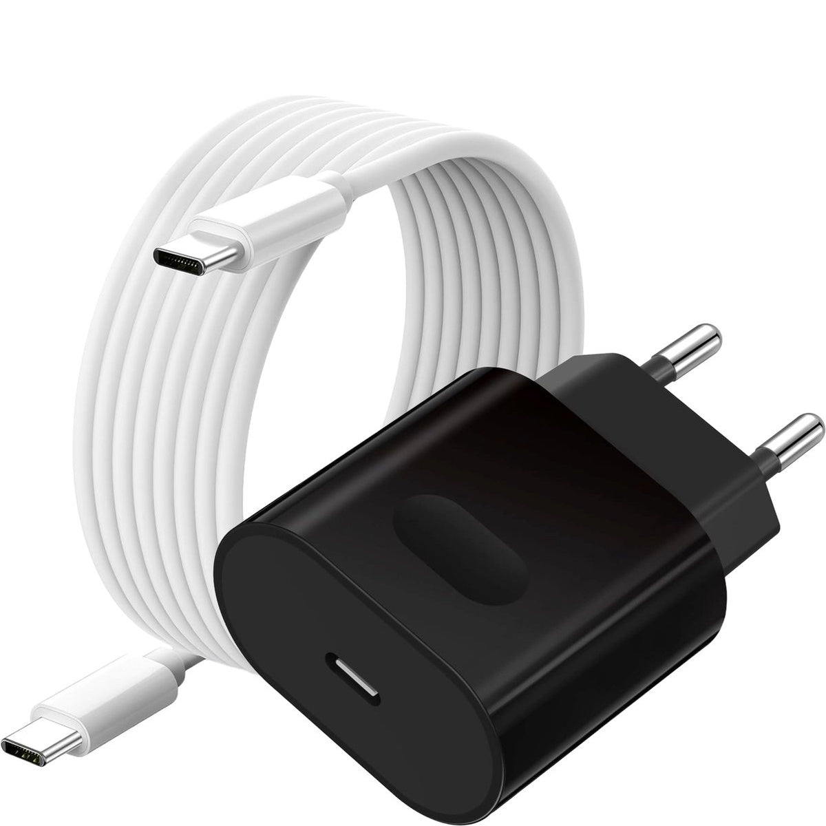 Een zwarte telefoonlader met een witte USB-C-kabel. De lader heeft twee pinnen en een USB-C-poort. De kabel is opgerold.