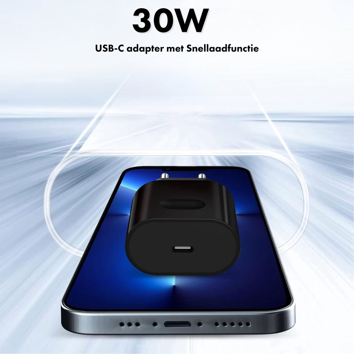 Een zwarte 30W USB-C oplader op een telefoon. De tekst bovenaan luidt '30W USB-C adapter met Snellaadfunctie'.