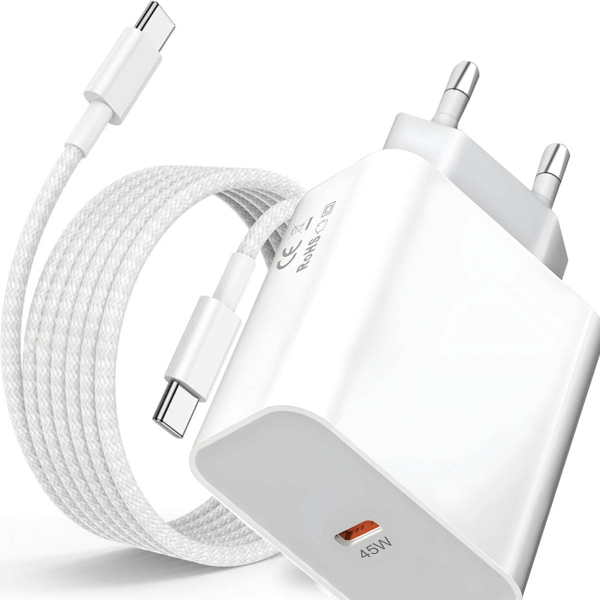 Witte telefoonlader met een witte kabel. De lader heeft twee pinnen en een USB-C-poort, gemarkeerd met 45W.