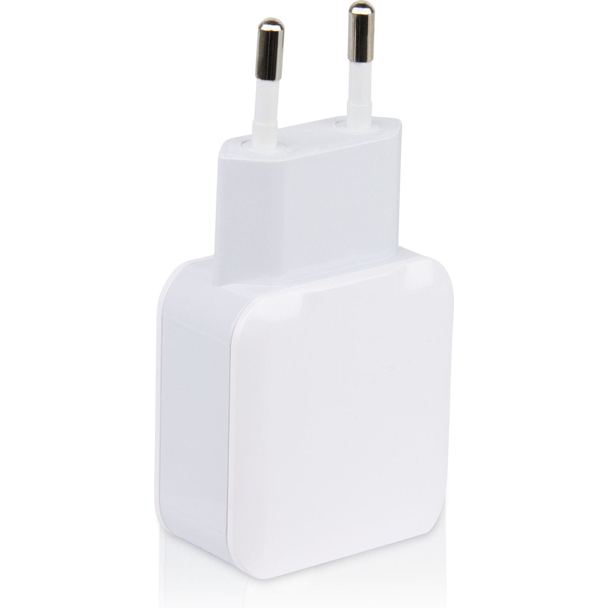 Een witte telefoonoplader met twee zilveren pinnen. Het heeft een rechthoekige behuizing en staat tegen een witte achtergrond.