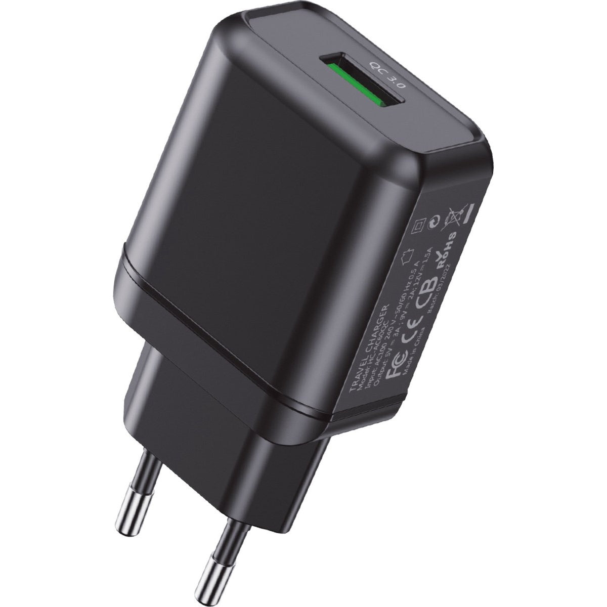 Een zwarte reisoplader met twee pinnen. Het heeft een USB-poort met de markering QC 3.0. Details omvatten specificaties van in- en uitvoer.