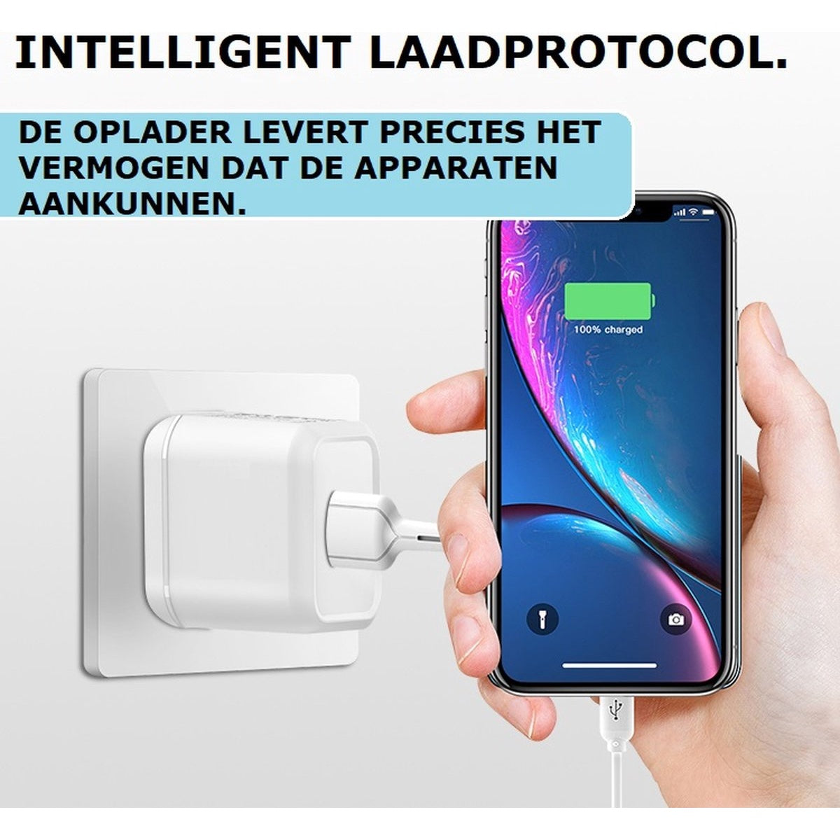Een hand houdt een telefoon vast die oplaadt. Het scherm toont 100% opgeladen. Een witte oplader is aangesloten op de muur en telefoon.