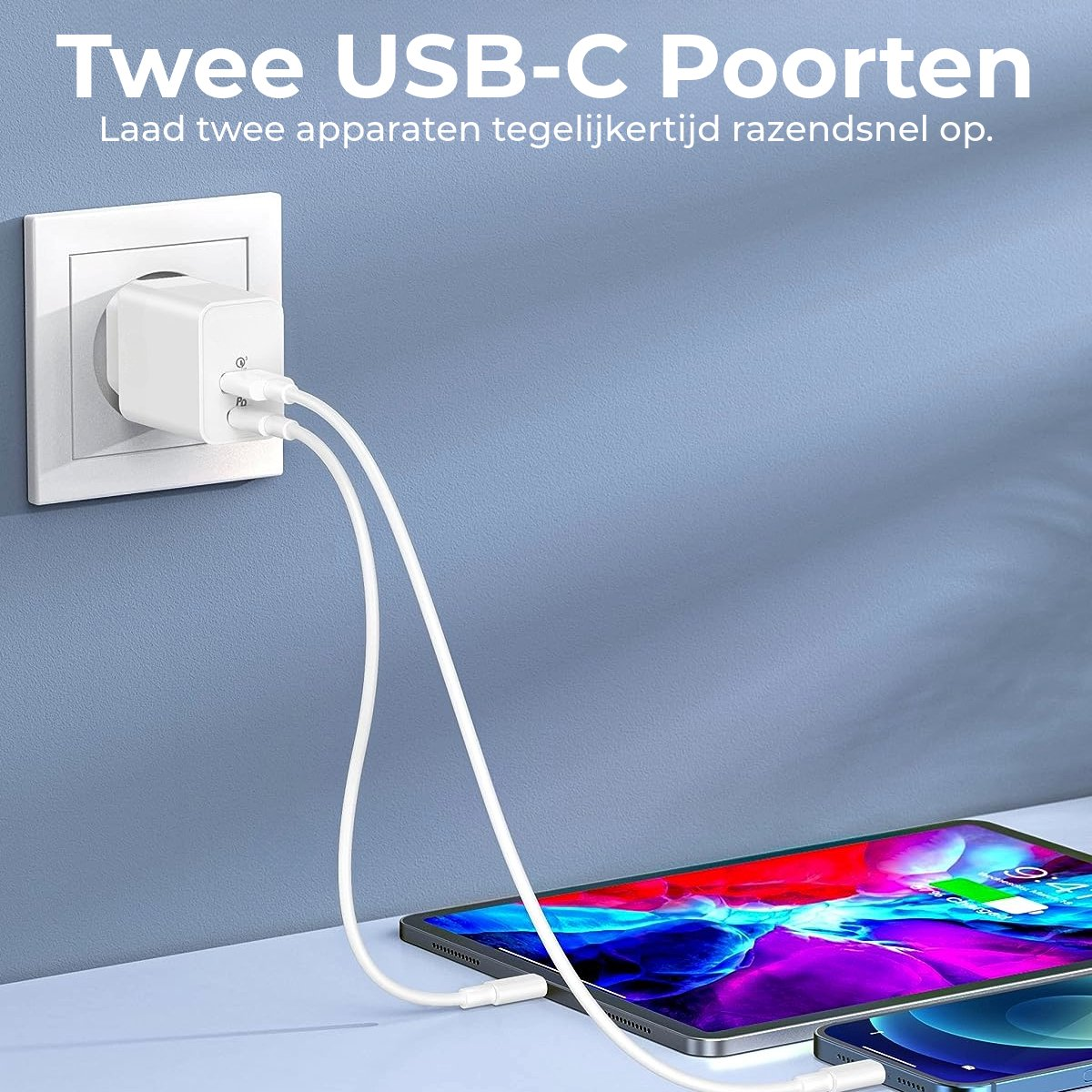 White charger plugged into wall, connected to tablet and phone via white cables. Text: 'Twee USB-C Poorten Laad twee apparaten tegelijkertijd razendsnel op.'