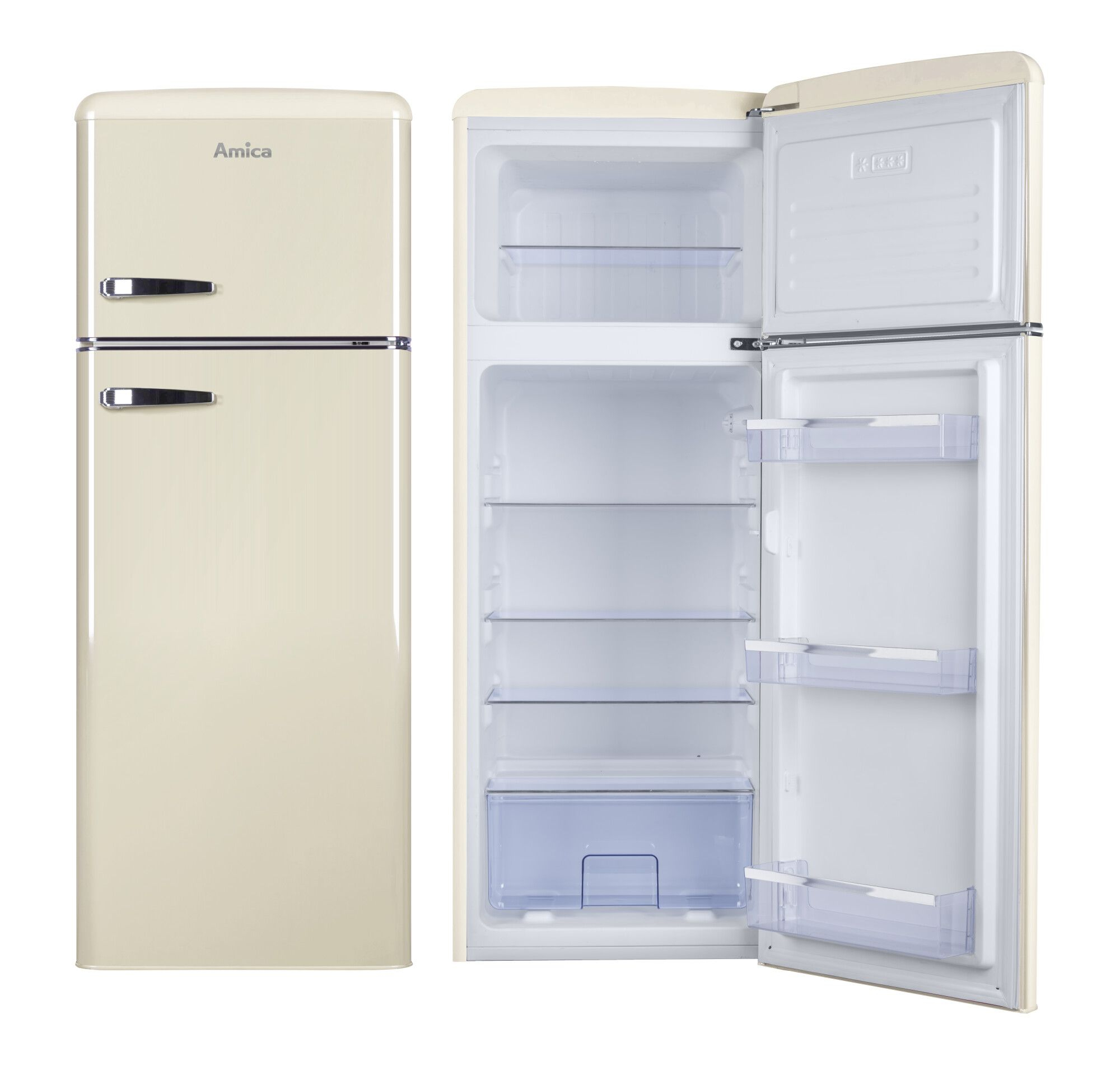 Cremefarbener Amica-Kühlschrank, eine Tür geschlossen, die andere offen, um Regale und ein Gefrierfach freizugeben.
