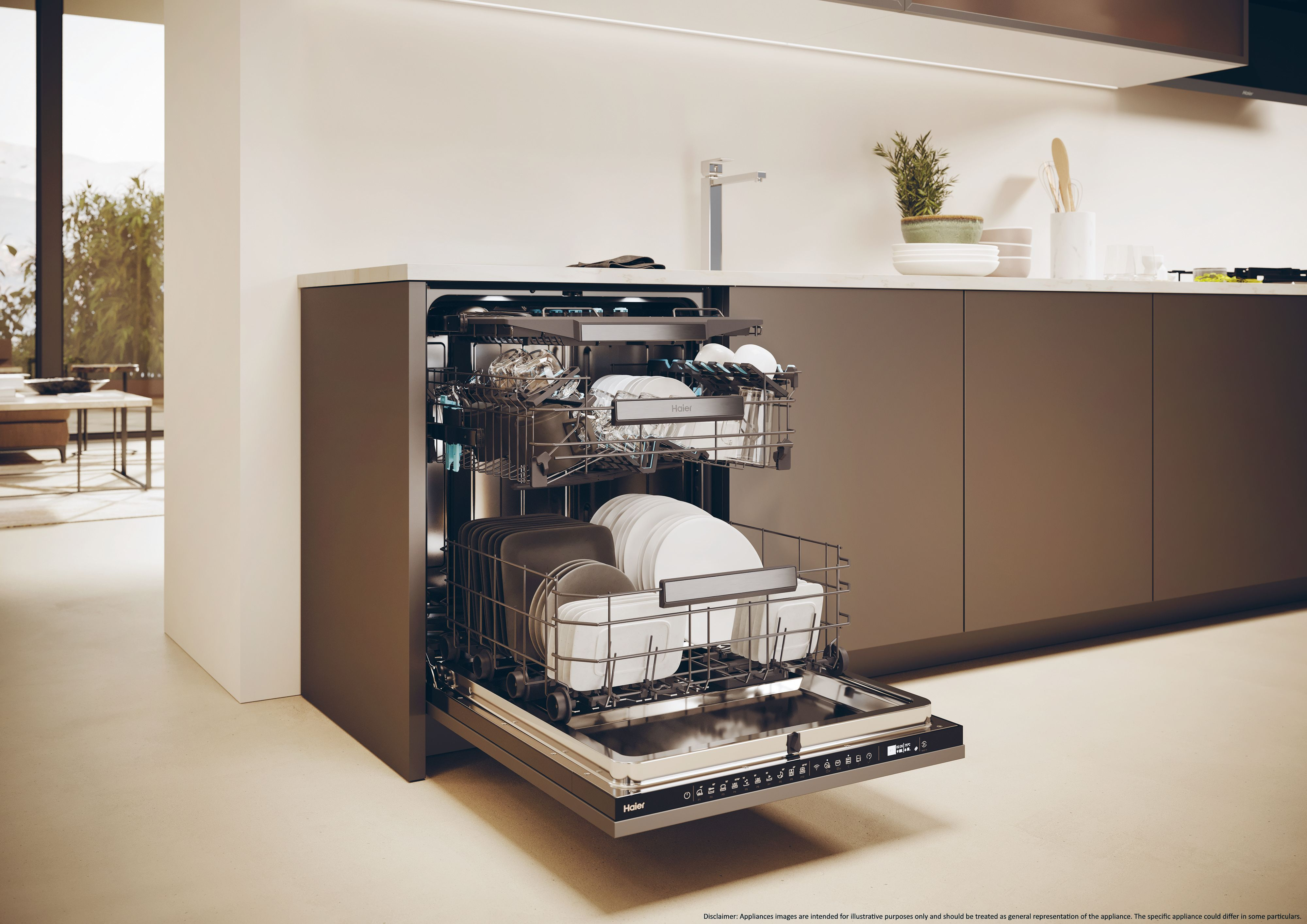 Una lavastoviglie aperta con piatti all'interno, sullo sfondo di una cucina moderna. La lavastoviglie è Haier.