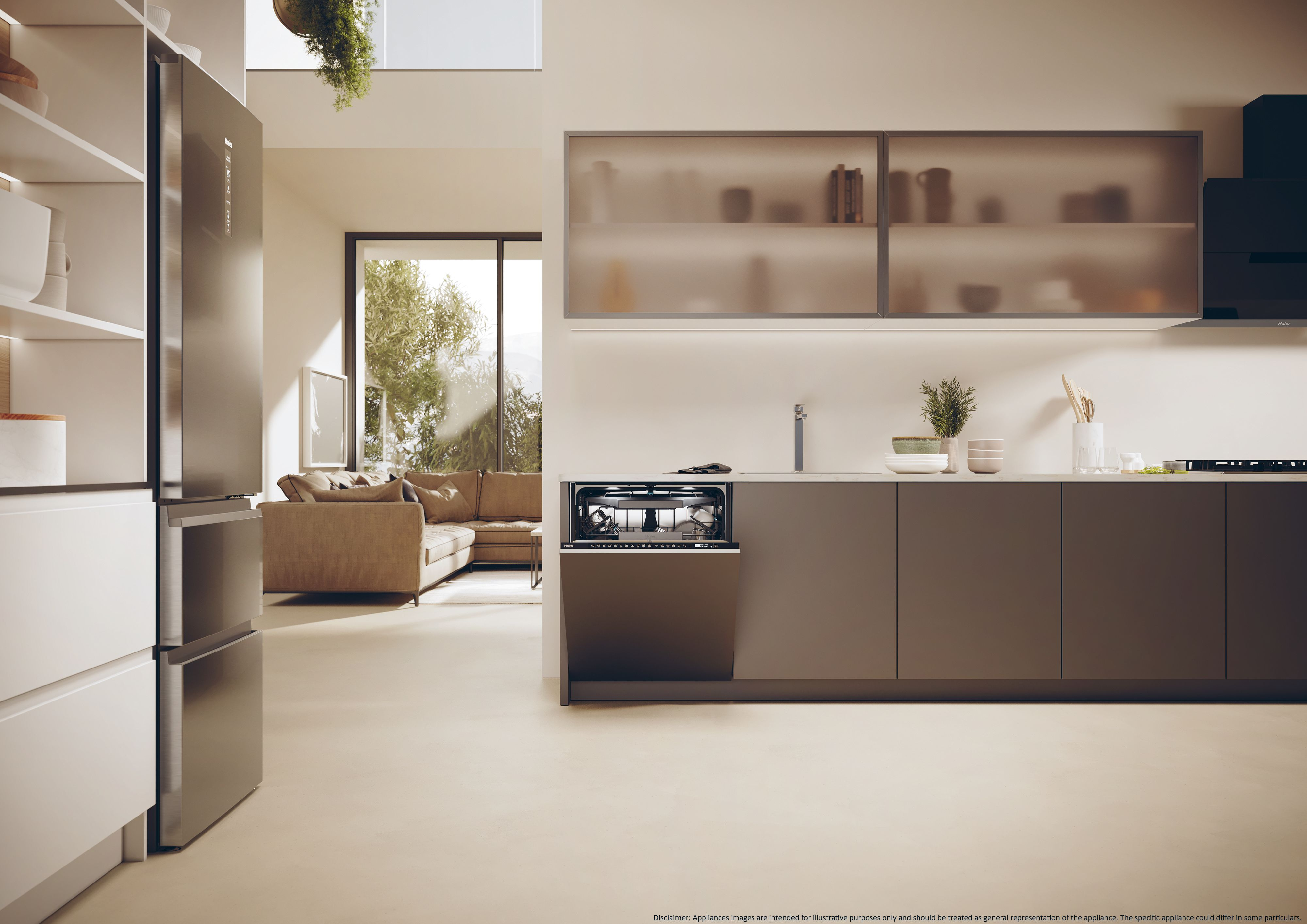 Interni cucina moderna. Frigorifero in acciaio inox, lavastoviglie aperta, armadi marroni, divano e grande finestra con alberi.