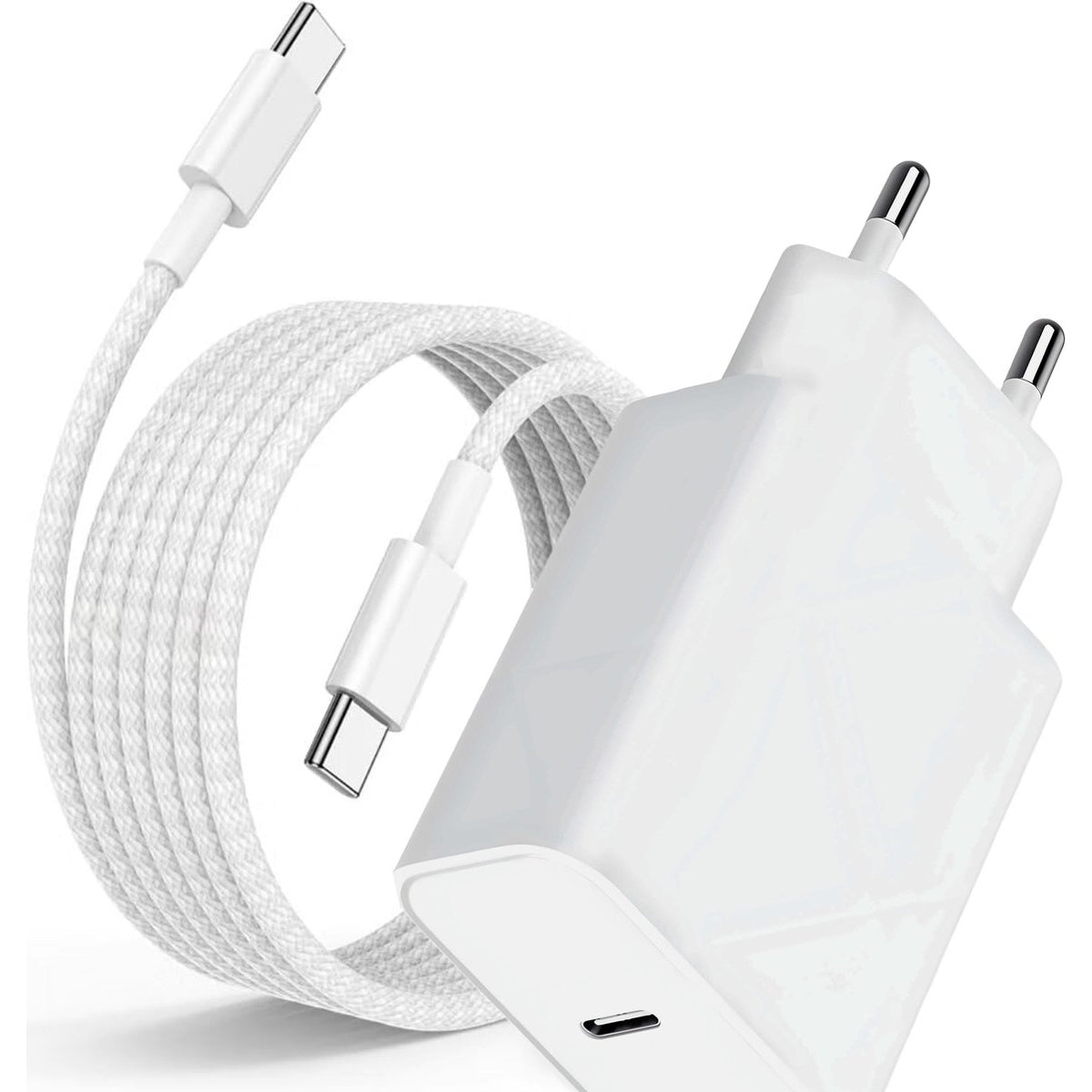 Een witte telefoonlader met een witte kabel. De kabel is opgerold, met USB-C-connectoren. De lader heeft twee pinnen.