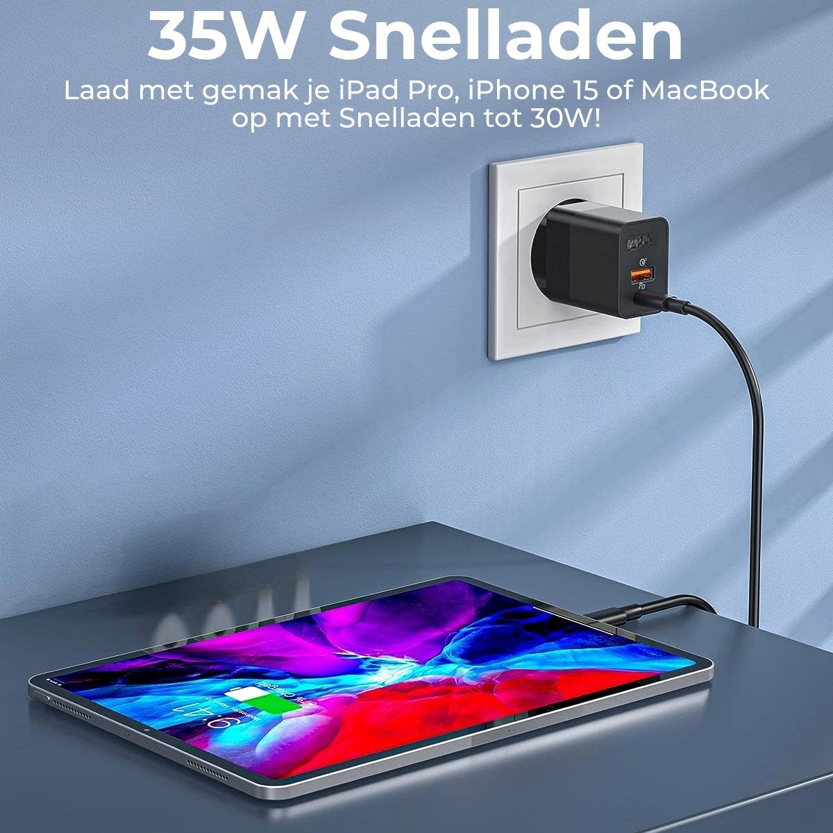 An iPad Pro is charging. A charger is plugged into the wall. The text says '35W Snelladen' and lists compatible devices.