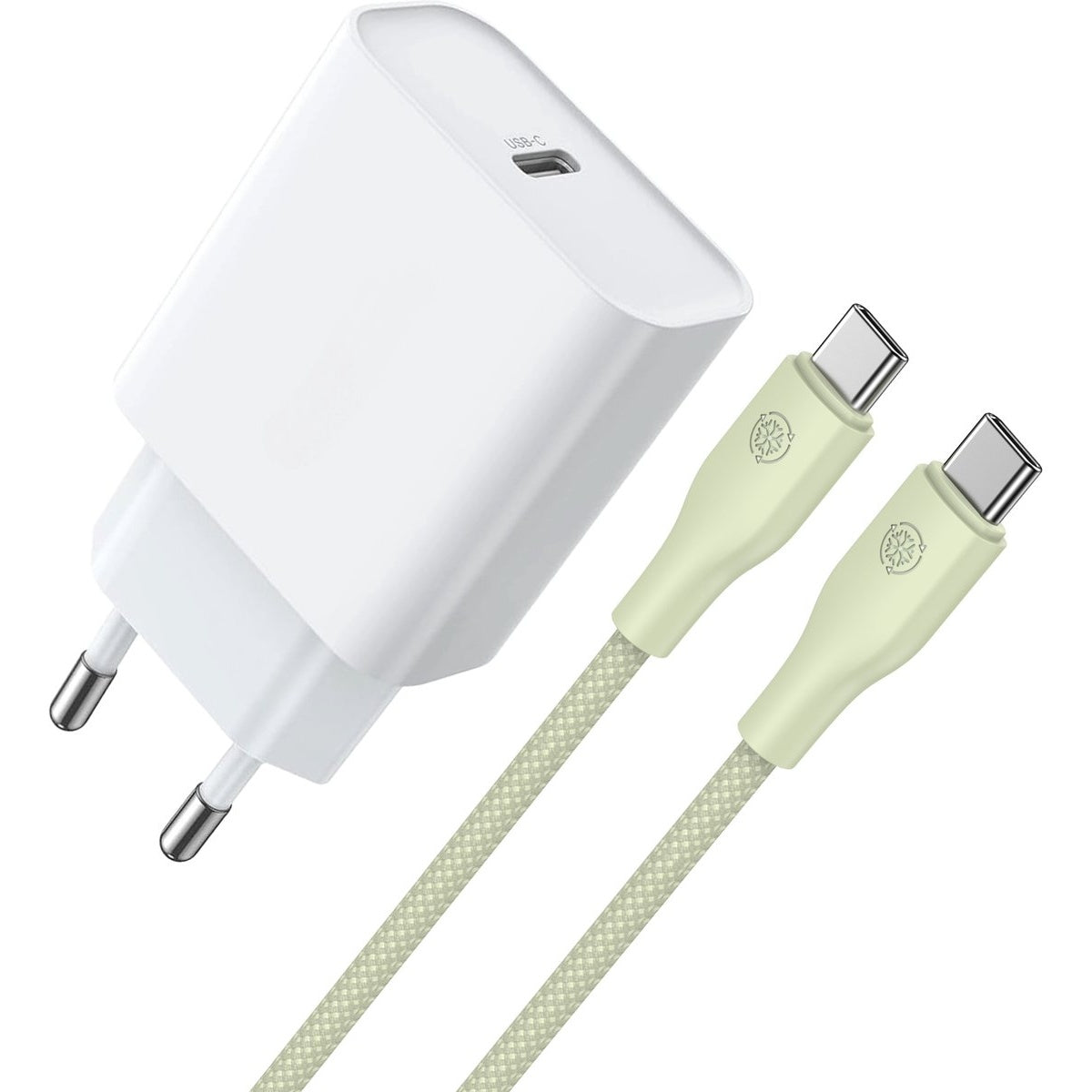 Een witte USB-C-oplader met pinnen en twee lichtgroene kabels met USB-C-connectoren. De kabels hebben een geweven textuur.