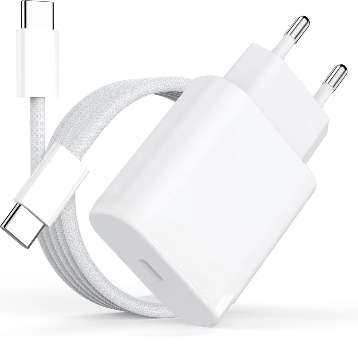 Een witte oplader met een USB-C-kabel. De oplader heeft twee pinnen en een kleine poort. De kabel is ernaast opgerold.