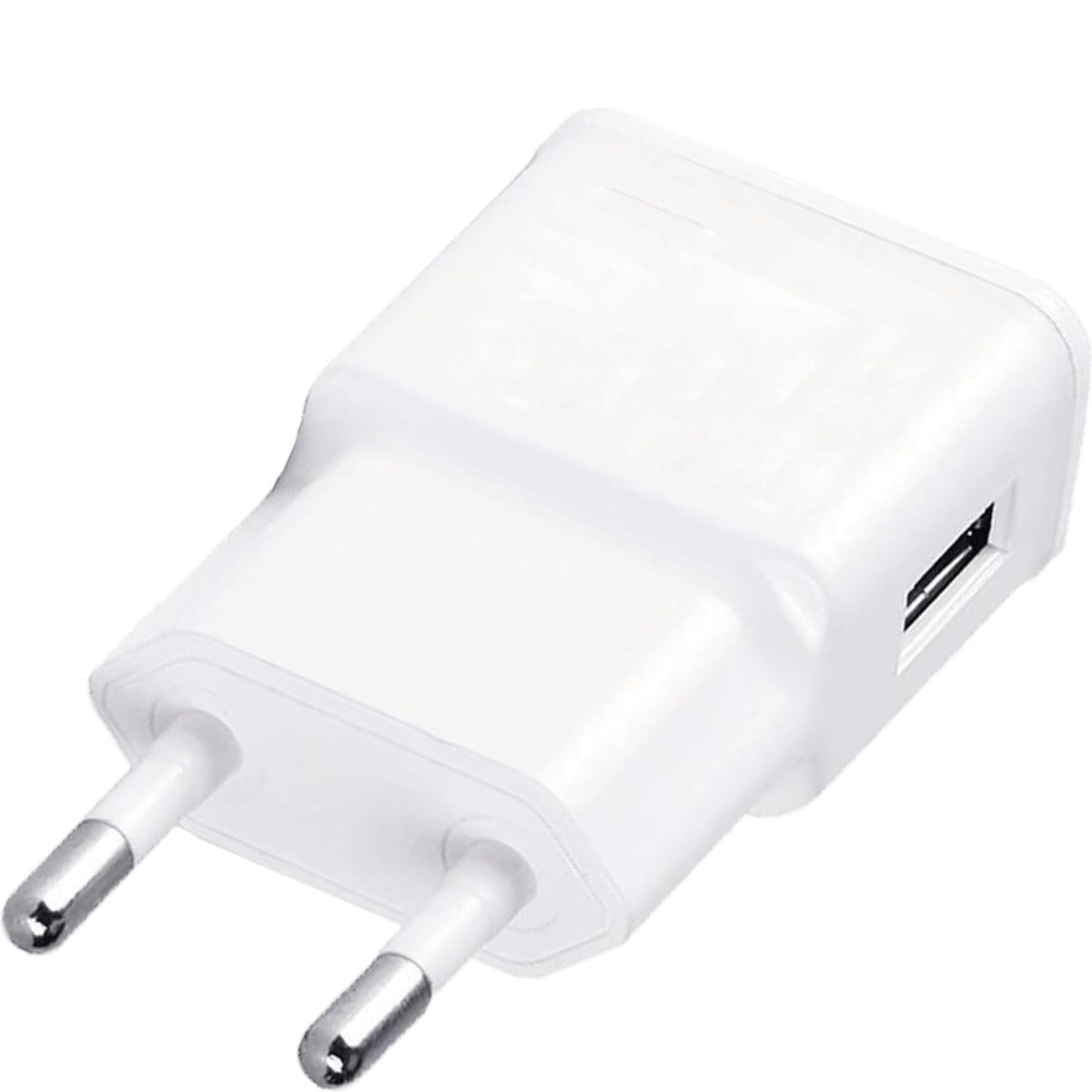 Een witte USB-oplader wordt getoond, met twee pinnen en een USB-poort. De oplader staat op een witte achtergrond.