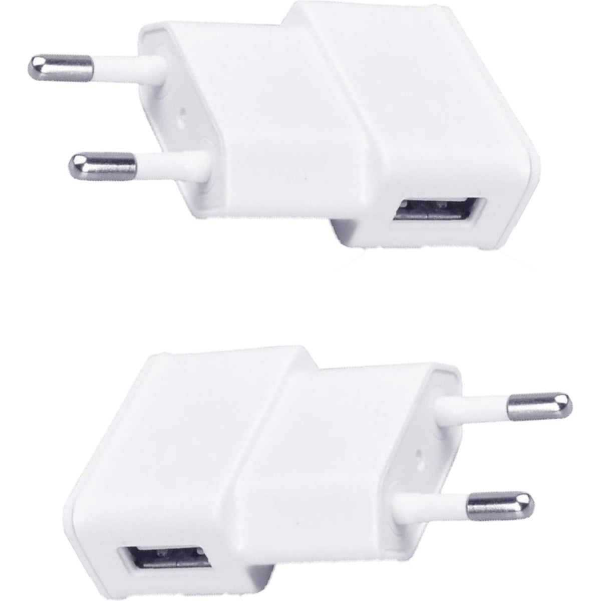 Twee witte USB-opladers met elk twee pinnen. Elke oplader heeft een USB-poort en twee zilveren pinnen.