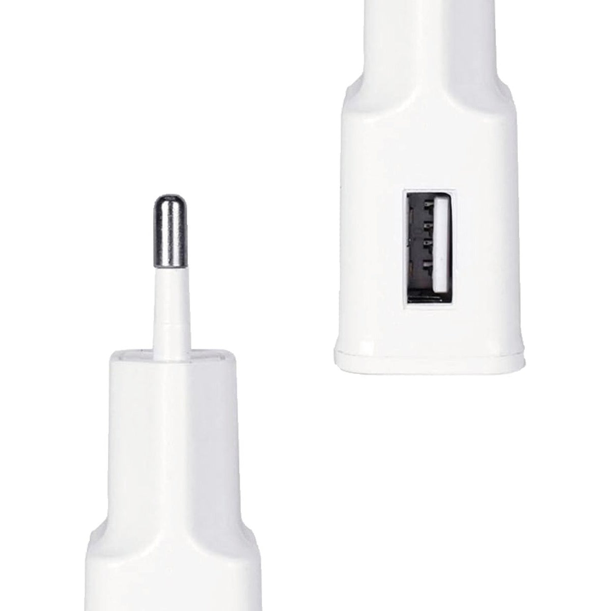 Twee witte telefoonladers op een witte achtergrond. Eén heeft een stekker, de andere een USB-poort.