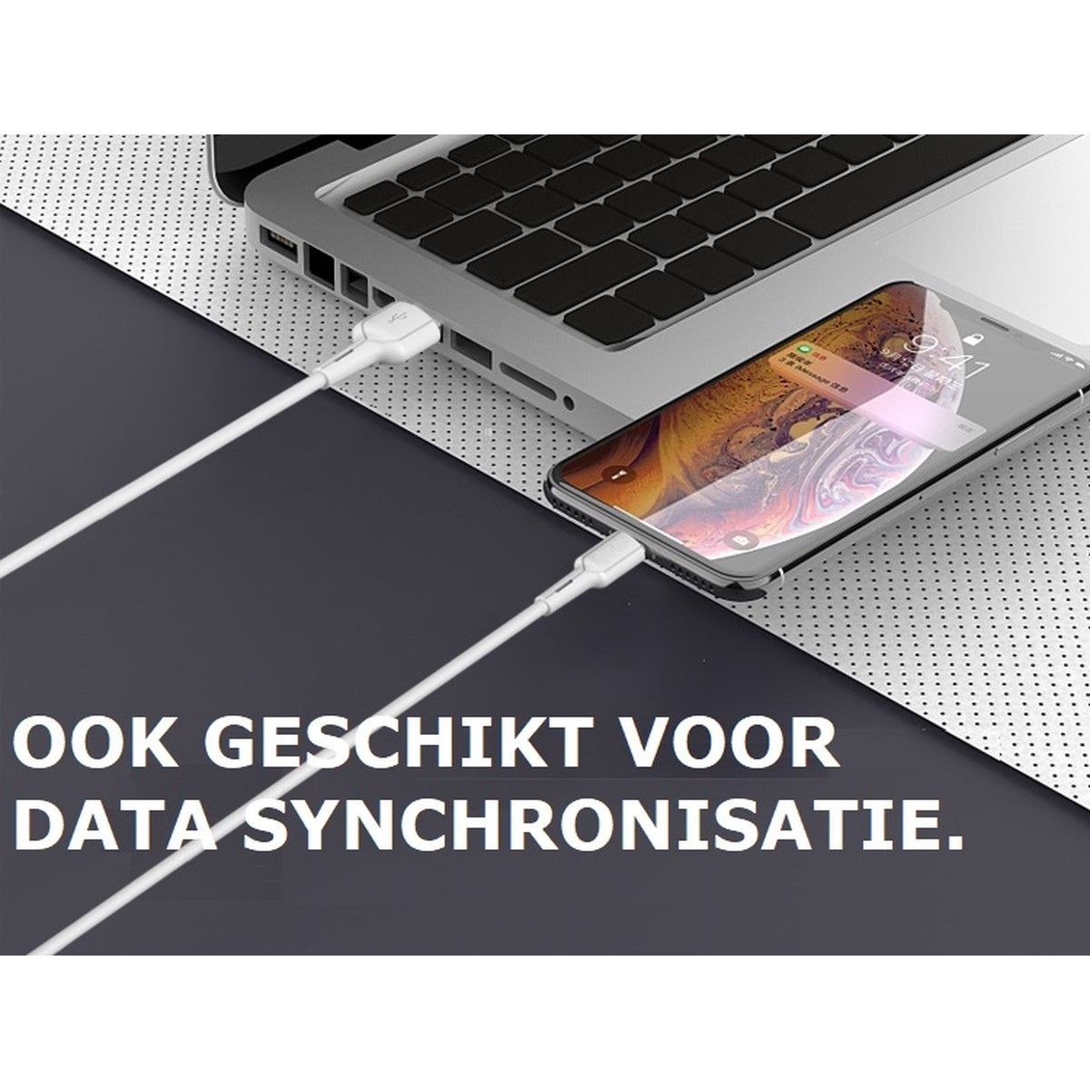 Een telefoon is via een witte oplaadkabel verbonden met een laptop. Het telefoonscherm toont tijd en meldingen.