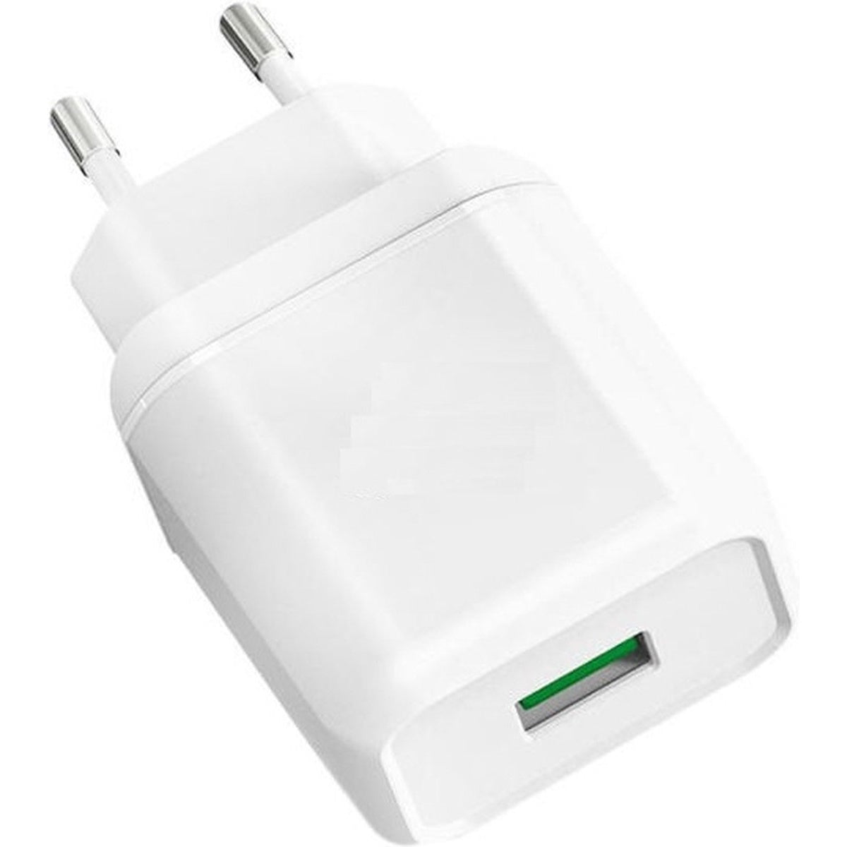 Een witte telefoonoplader met twee zilveren pinnen en een USB-poort. De oplader is rechthoekig met afgeronde hoeken.