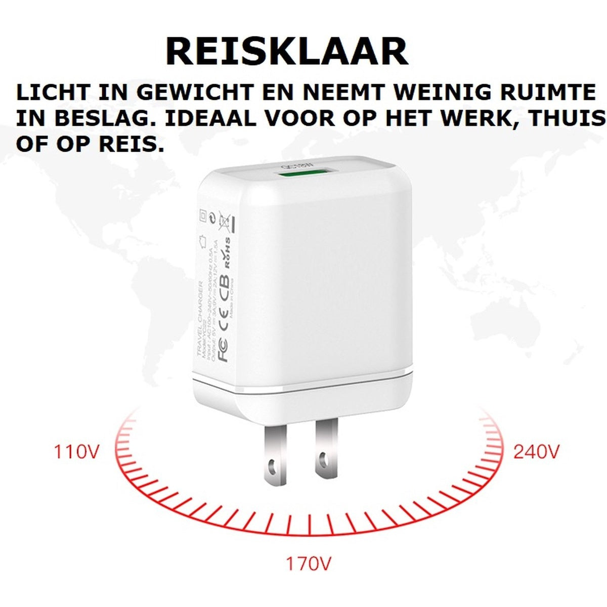 Een witte reisoplader met twee pinnen, spanningsindicatoren en tekst in het Nederlands, ideaal voor werk, thuis of op reis.