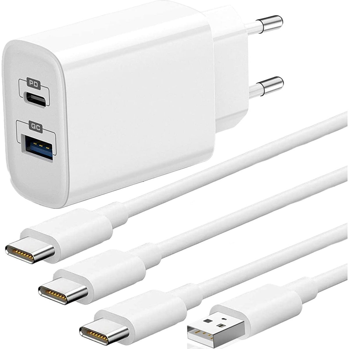 Witte oplader en kabels. De oplader heeft twee poorten met de labels PD en QC. Kabels hebben USB-C- en USB-connectoren.