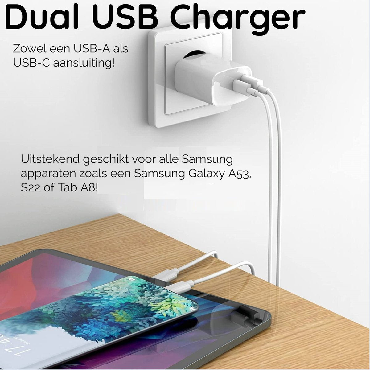 Een dubbele USB-lader aangesloten op een stopcontact. Een tablet en telefoon zijn aangesloten en laden op een houten oppervlak.