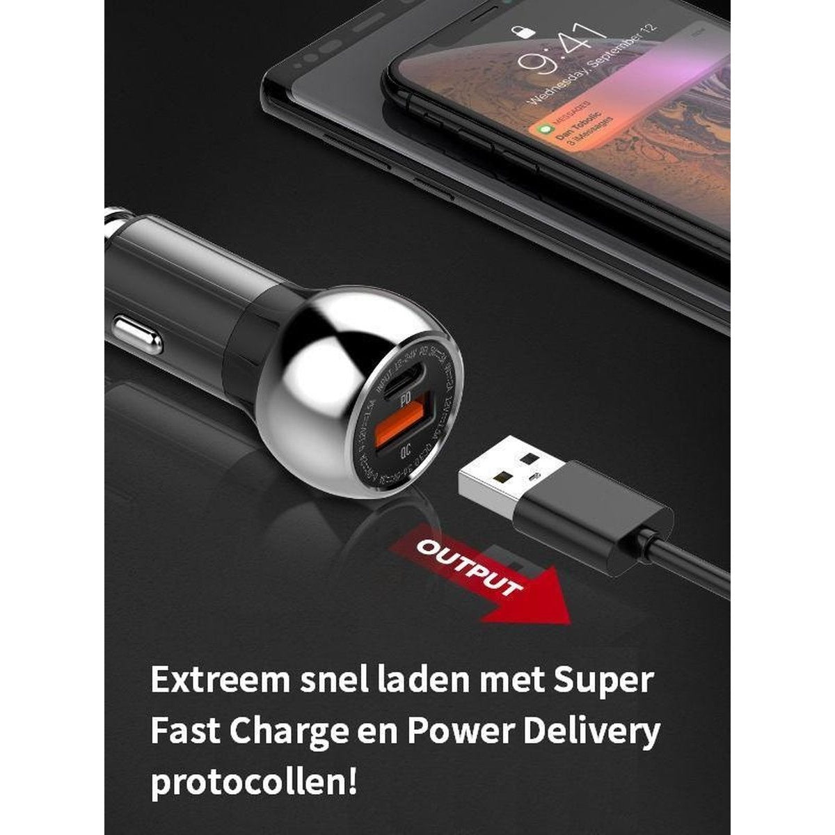 Een zwarte en zilveren autolader met een USB-kabel. Op de achtergrond een telefoon met de tijd 9:41 op het scherm.