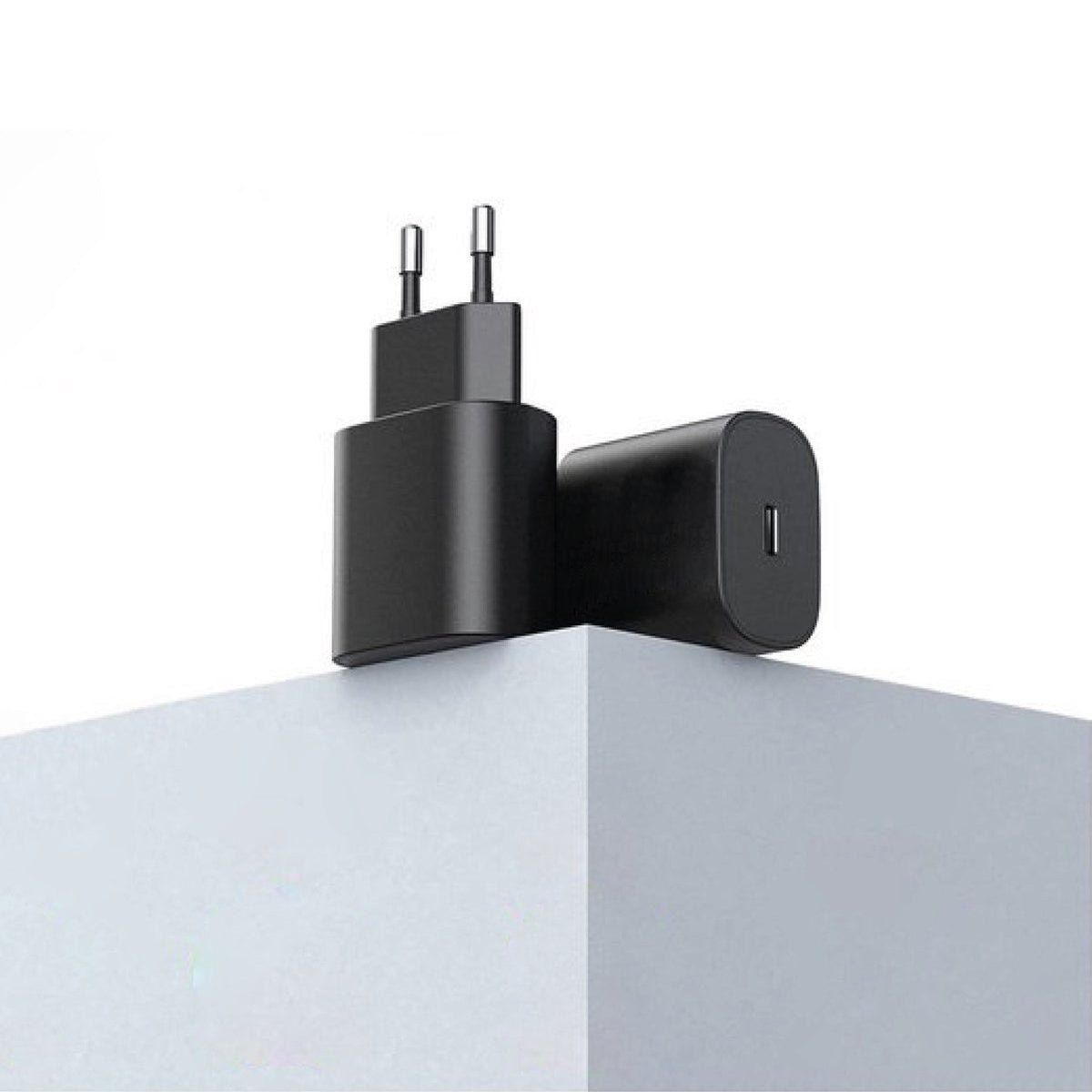 Twee zwarte telefoonopladers op een wit oppervlak. Eén heeft pinnen, de andere een USB-C-poort.