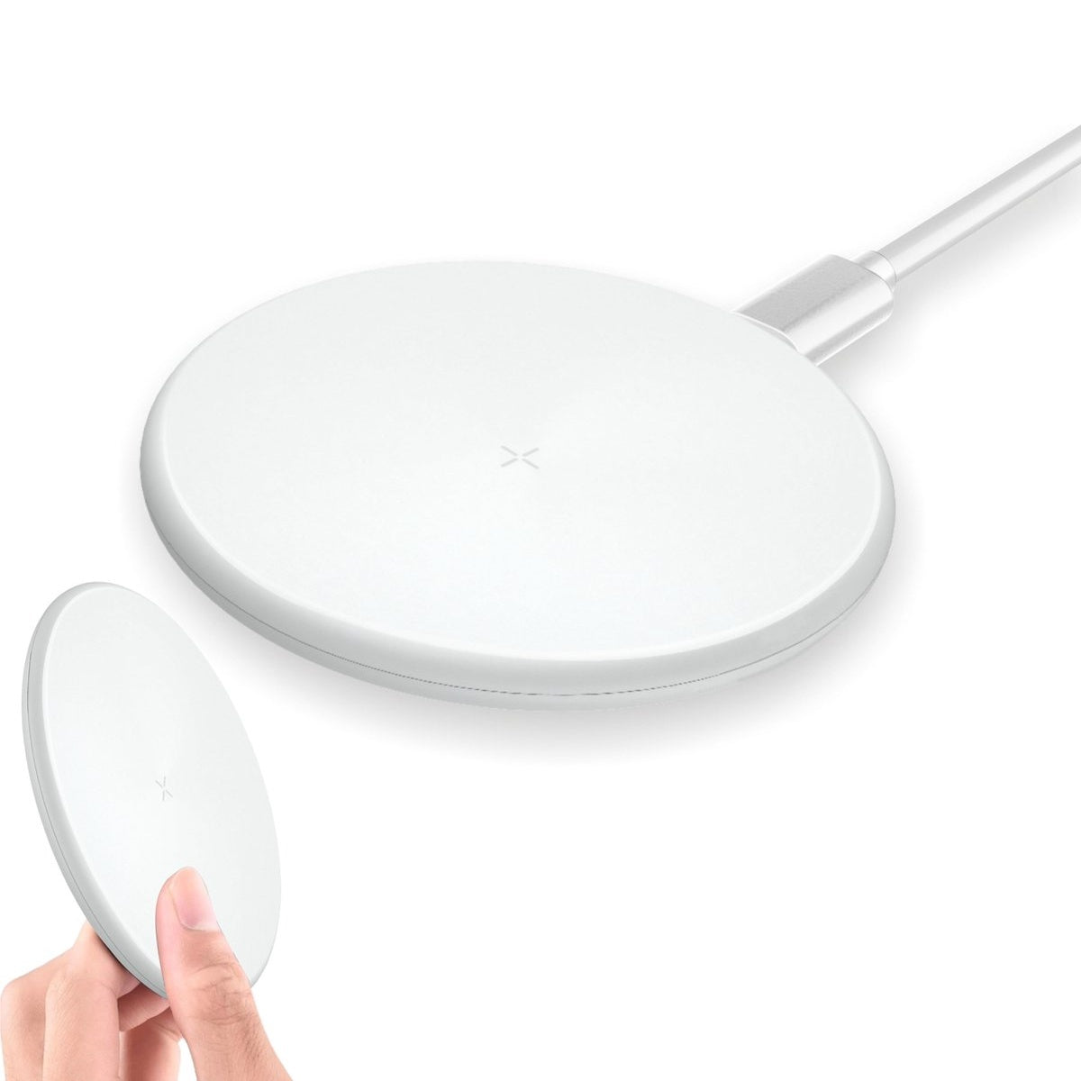 Er wordt een witte draadloze oplader getoond. Een hand houdt een kleinere oplader vast. De hoofdoplader is verbonden met een witte kabel.