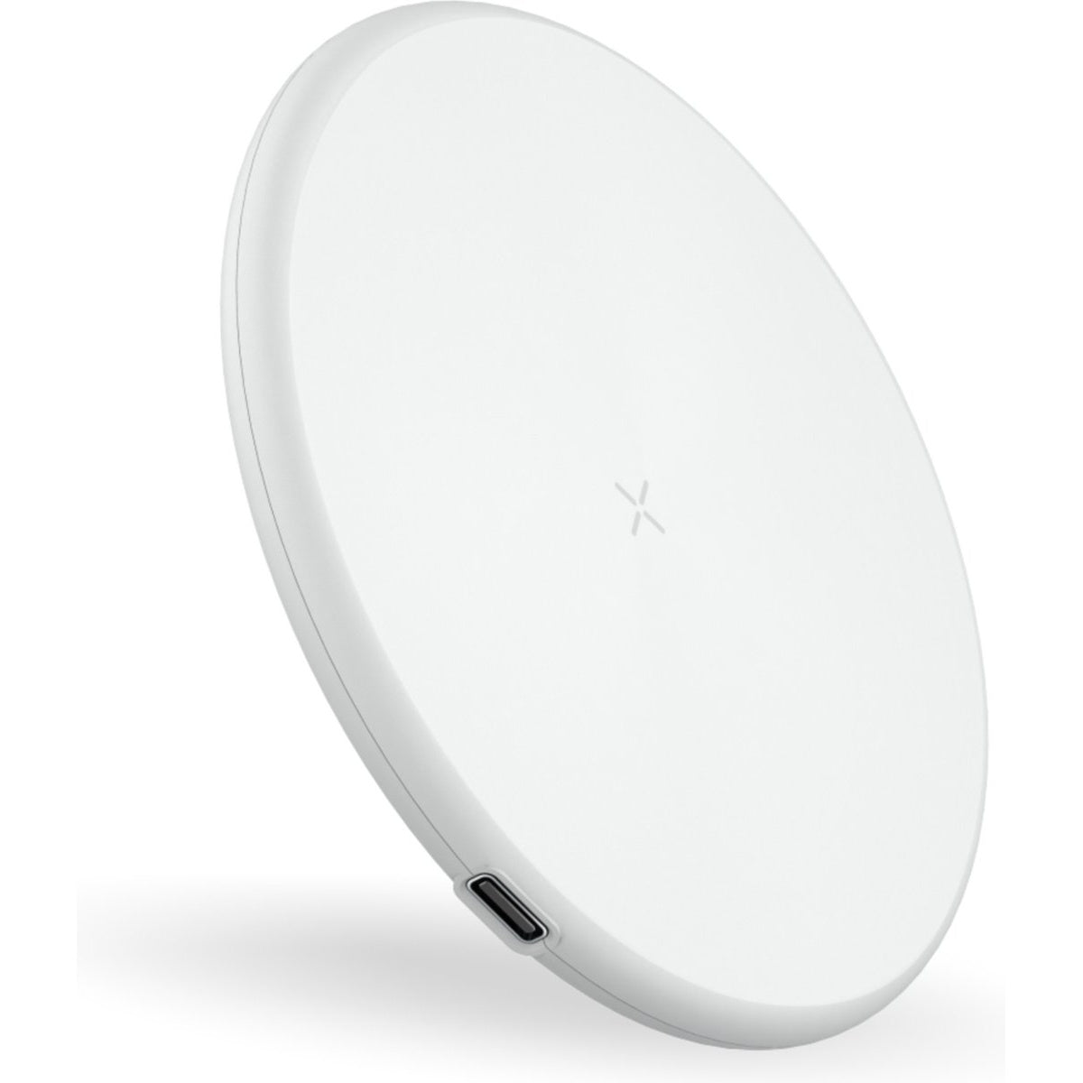 Een witte, cirkelvormige draadloze oplader. Het heeft een USB-C-poort en een oplaadsymbool. De oplader staat iets schuin en werpt een schaduw.