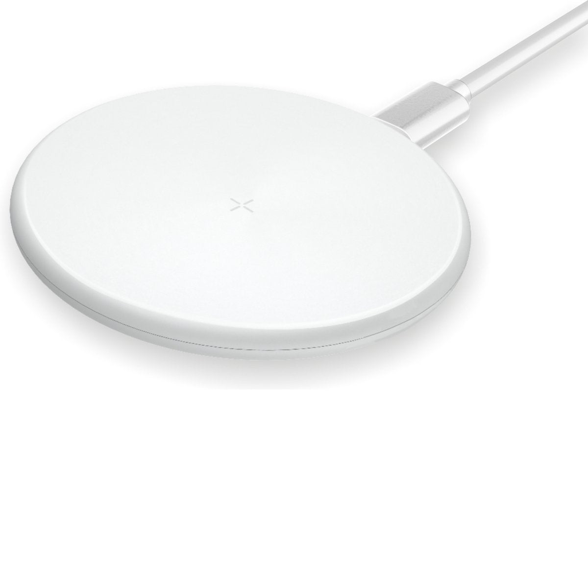 Een witte draadloze oplaadpad met een kabel. De pad is rond met een klein teken in het midden. Witte achtergrond.