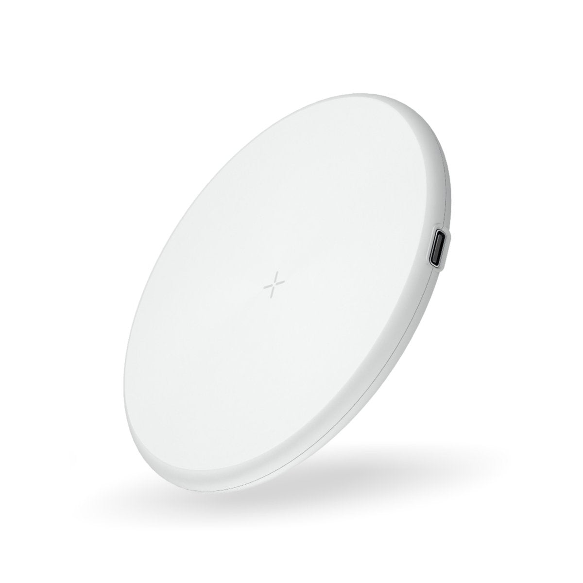 Een witte, ronde draadloze oplader wordt in een hoek getoond. Het heeft een subtiel X-teken en een oplaadpoort.