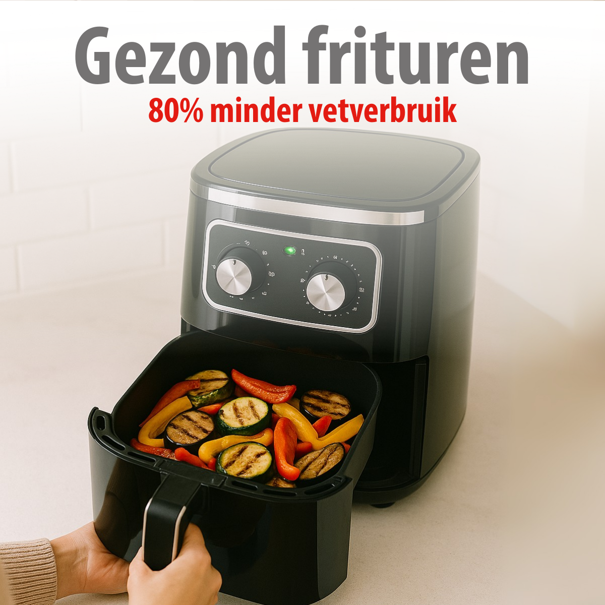 Ein schwarzer Airfryer mit Gemüse. Der Text oben lautet: "Gesundes Braten, 80 % weniger Fettverbrauch".