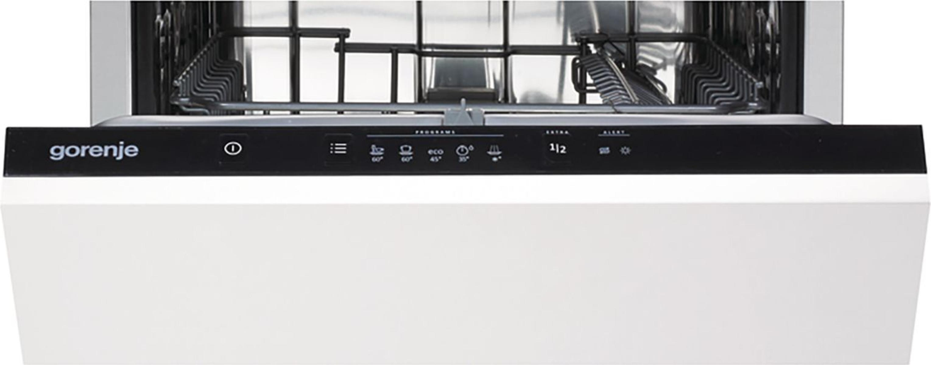 Ein weißer Gorenje-Geschirrspüler mit geöffneter Tür. Das Bedienfeld zeigt Programmoptionen. Im Inneren ist der Geschirrkorb sichtbar.