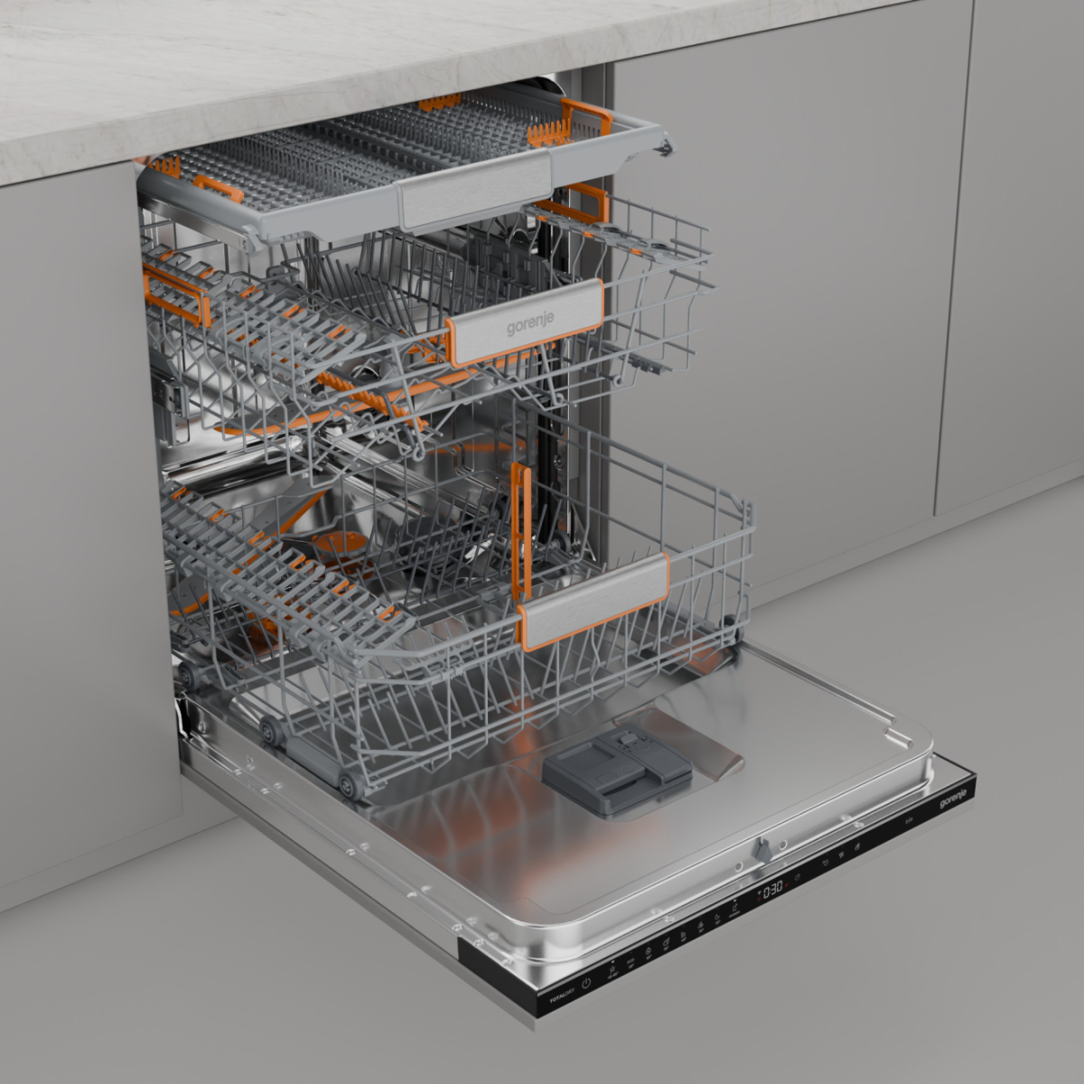 Otwarta zmywarka pokazuje trzy poziomy. Górny jest otwarty, widoczne są środkowe i dolne kosze. Drzwi są otwarte. Logo Gorenje.