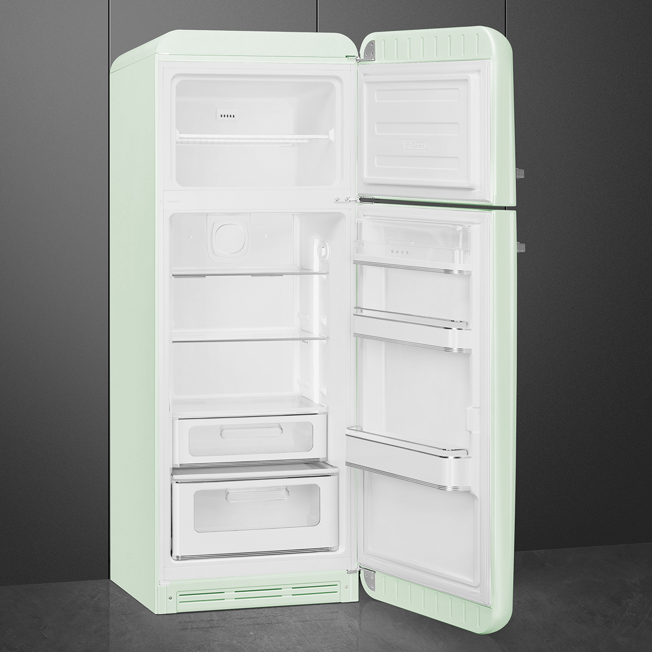 Un frigorifero verde menta aperto con due scomparti. Le porte sono aperte, rivelando interni bianchi con ripiani e cassetti. Sfondo grigio scuro.