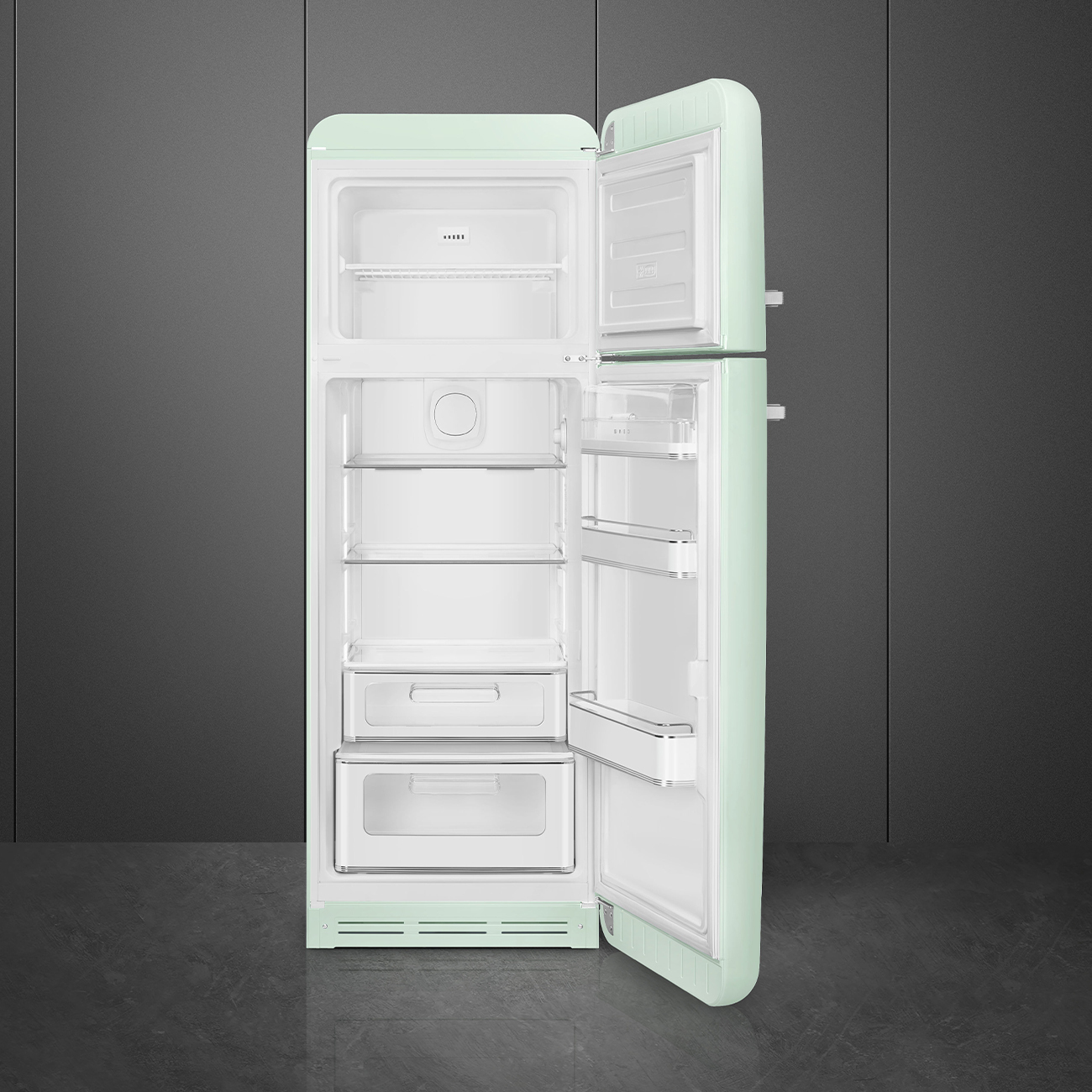 Un frigorifero verde menta con la porta aperta. All'interno, sono visibili ripiani, cassetti e scomparti. Lo sfondo è grigio.