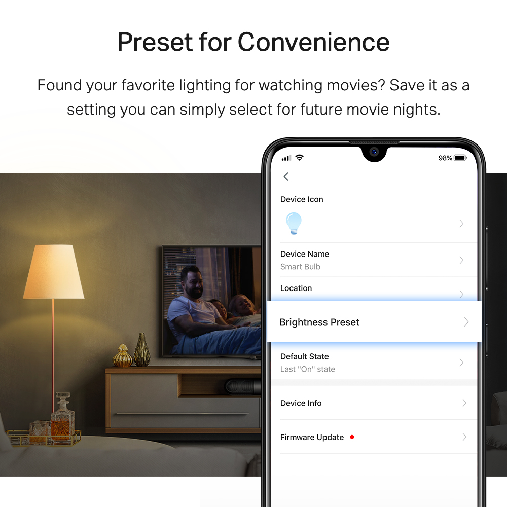 Un écran de smartphone affiche les paramètres de l'ampoule intelligente. Une lampe allumée se trouve à côté d'un téléviseur, où un couple regarde un film.