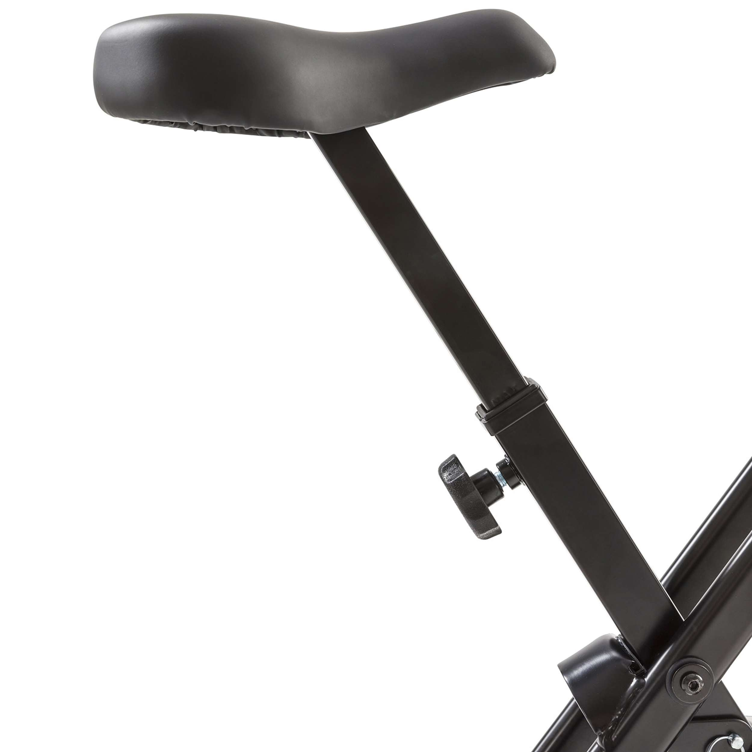 Close-up van het zadel en frame van een hometrainer. De zitting is zwart en het frame metaalzwart. Witte achtergrond.
