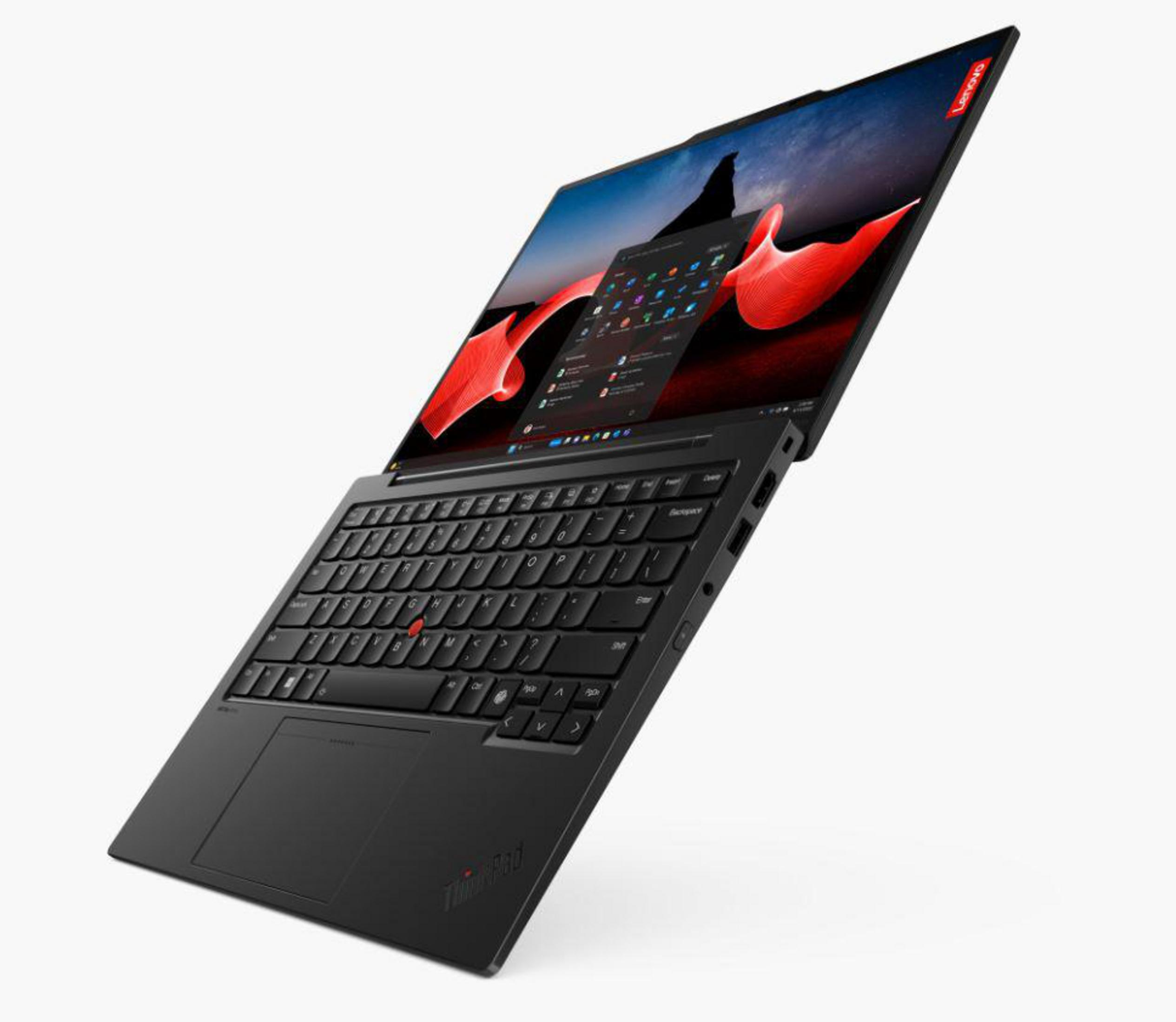 Laptop Lenovo ThinkPad nero, aperto. Lo schermo mostra le icone delle app su un design rosso. Tastiera visibile. Sfondo bianco.