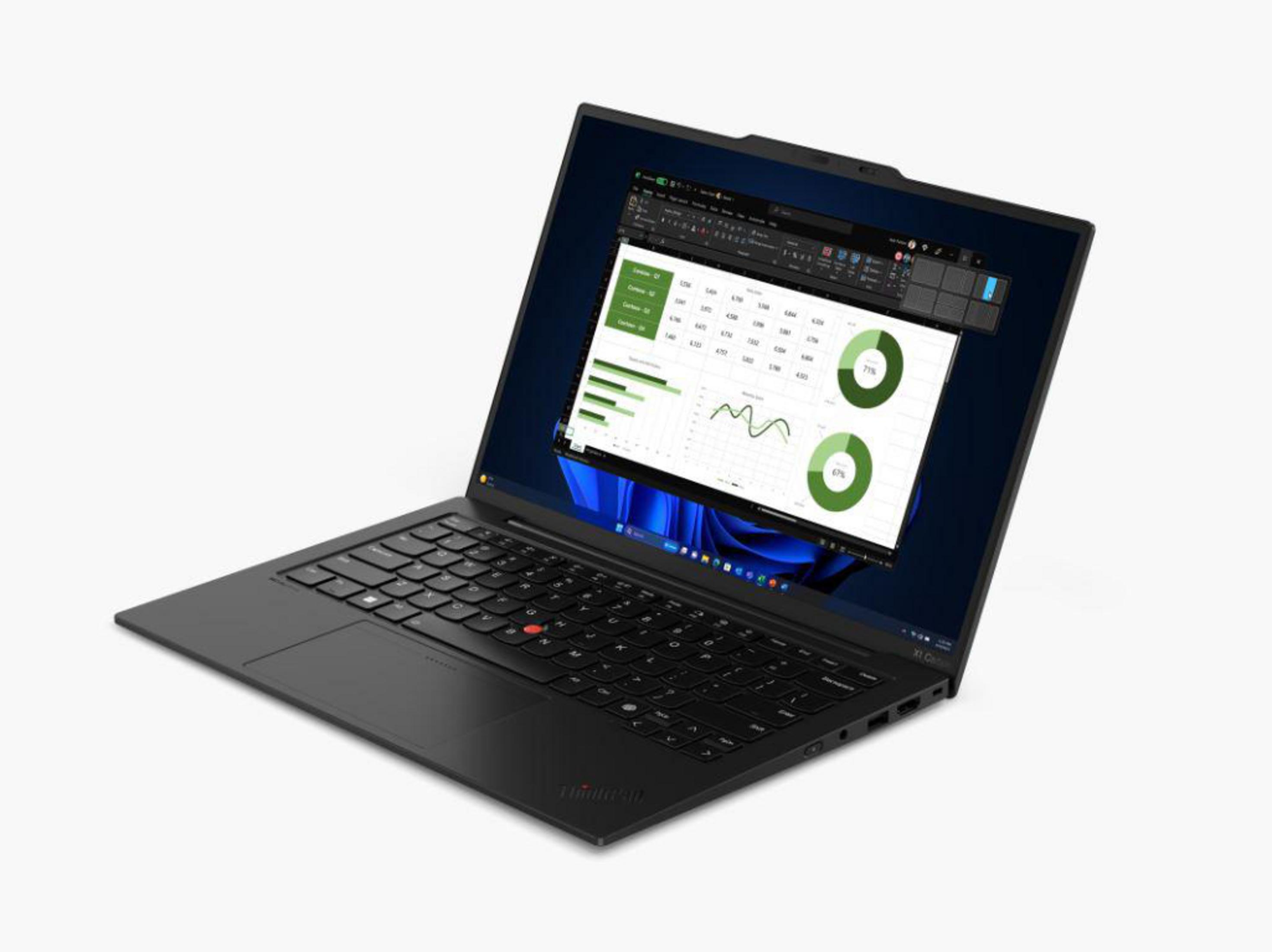 Un laptop nero mostra un foglio di calcolo con grafici. Tastiera e schermo visibili. Sfondo bianco.