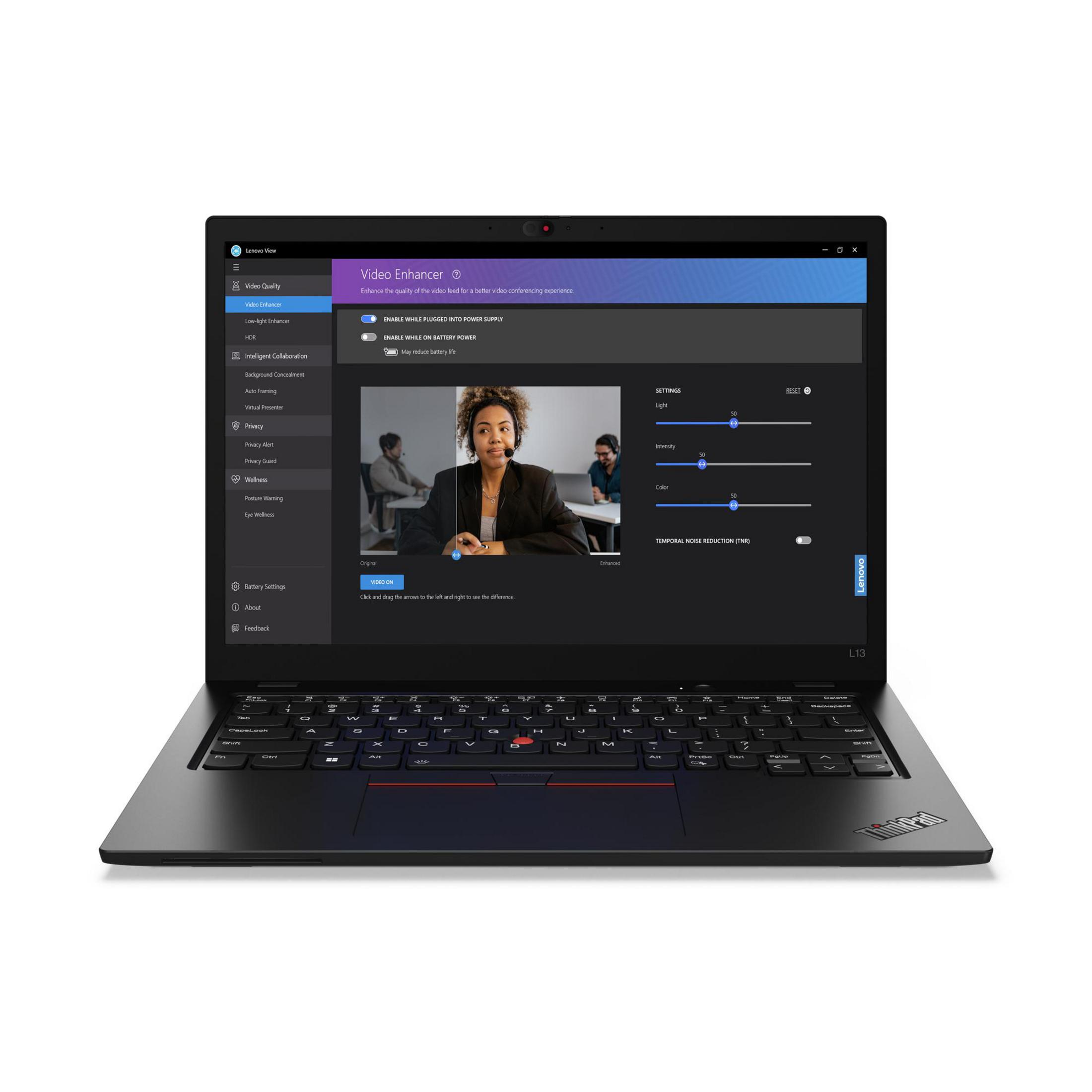 Schermo del laptop con impostazioni video e una donna in videochiamata. Il laptop è nero, lo sfondo è bianco.