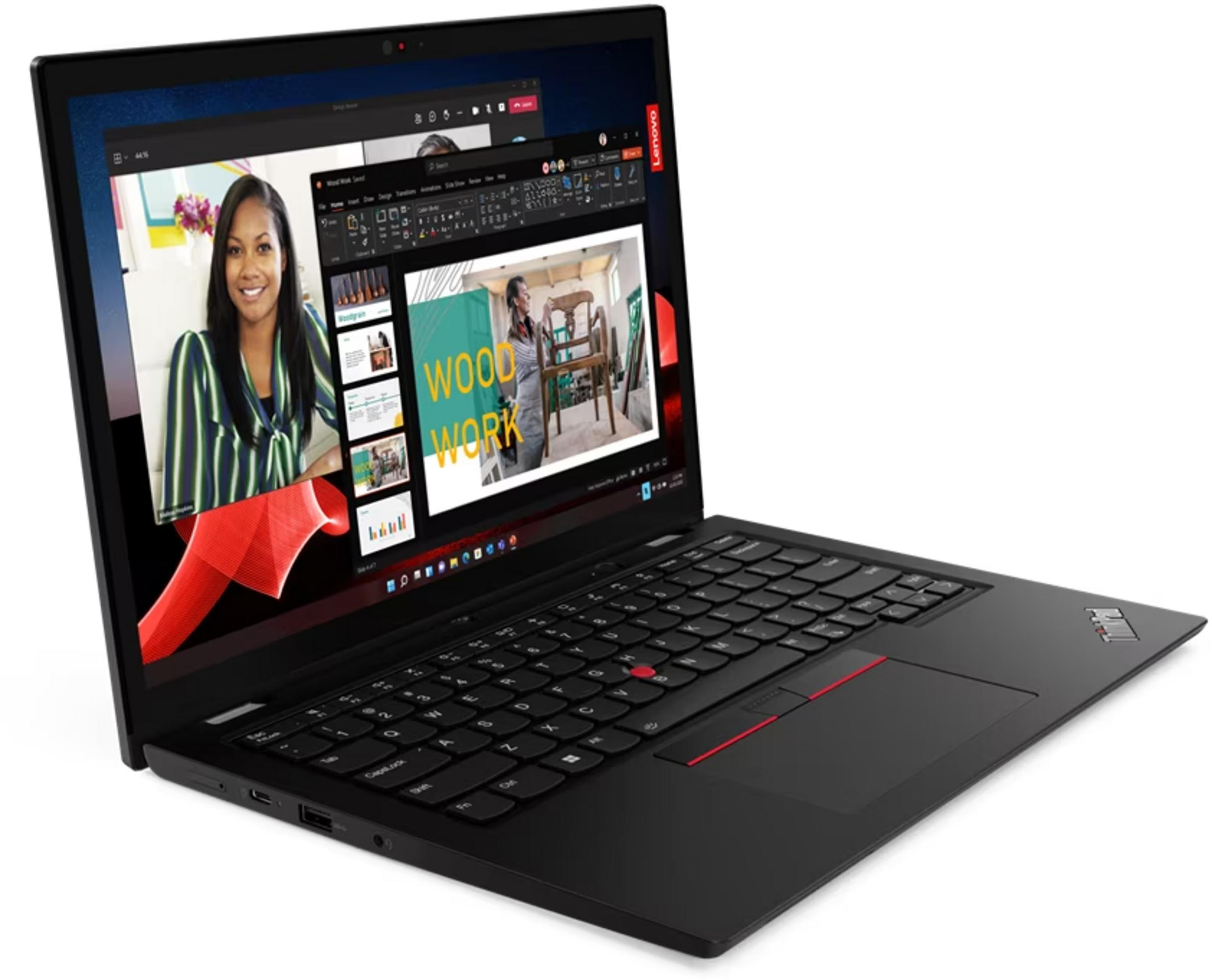 Czarny laptop Lenovo wyświetlający rozmowę wideo i prezentację. Widoczna klawiatura, touchpad i ekran. Czerwone akcenty. Białe tło.