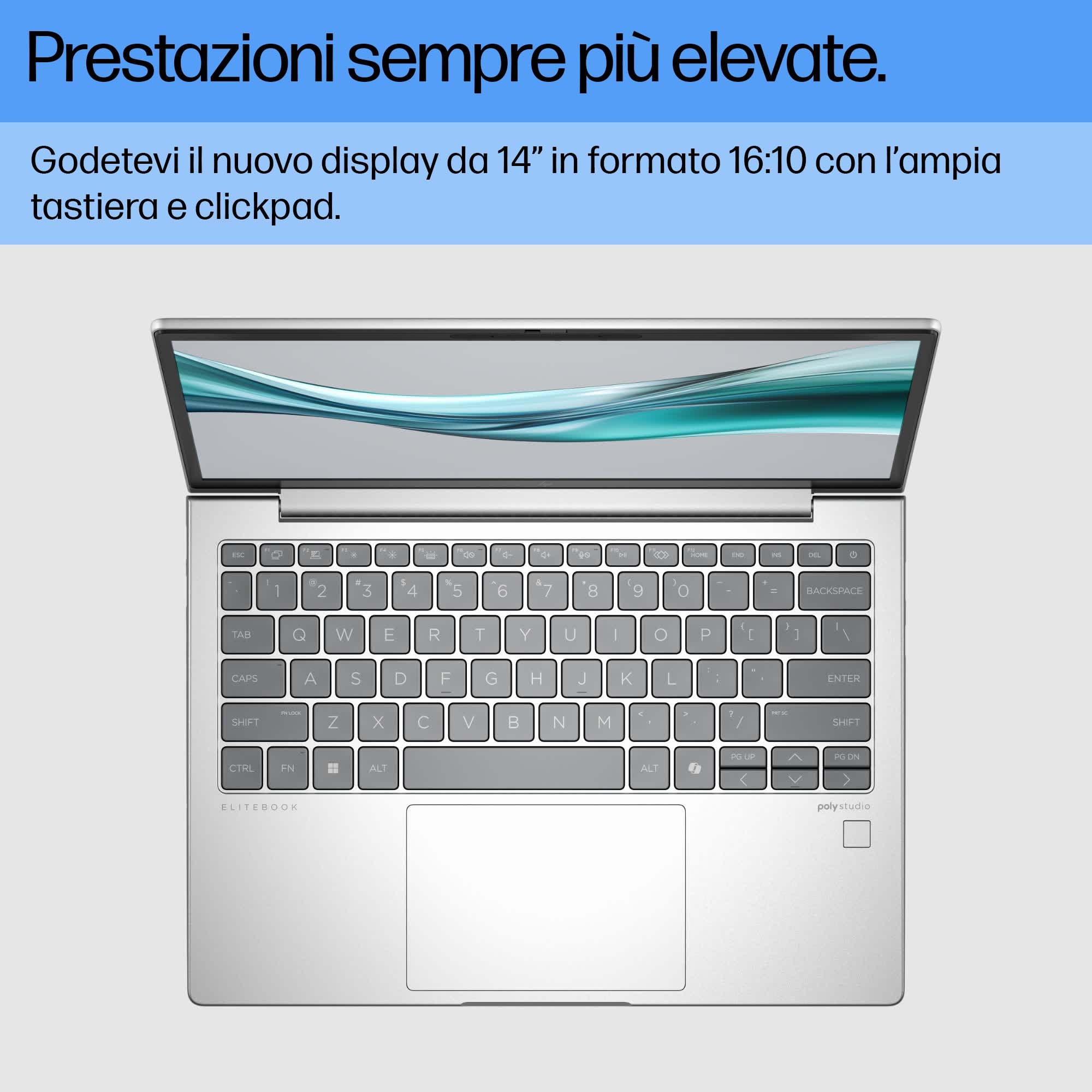 Laptop argentato con schermo aperto, tastiera e trackpad visibili, su sfondo azzurro. Testo in italiano.